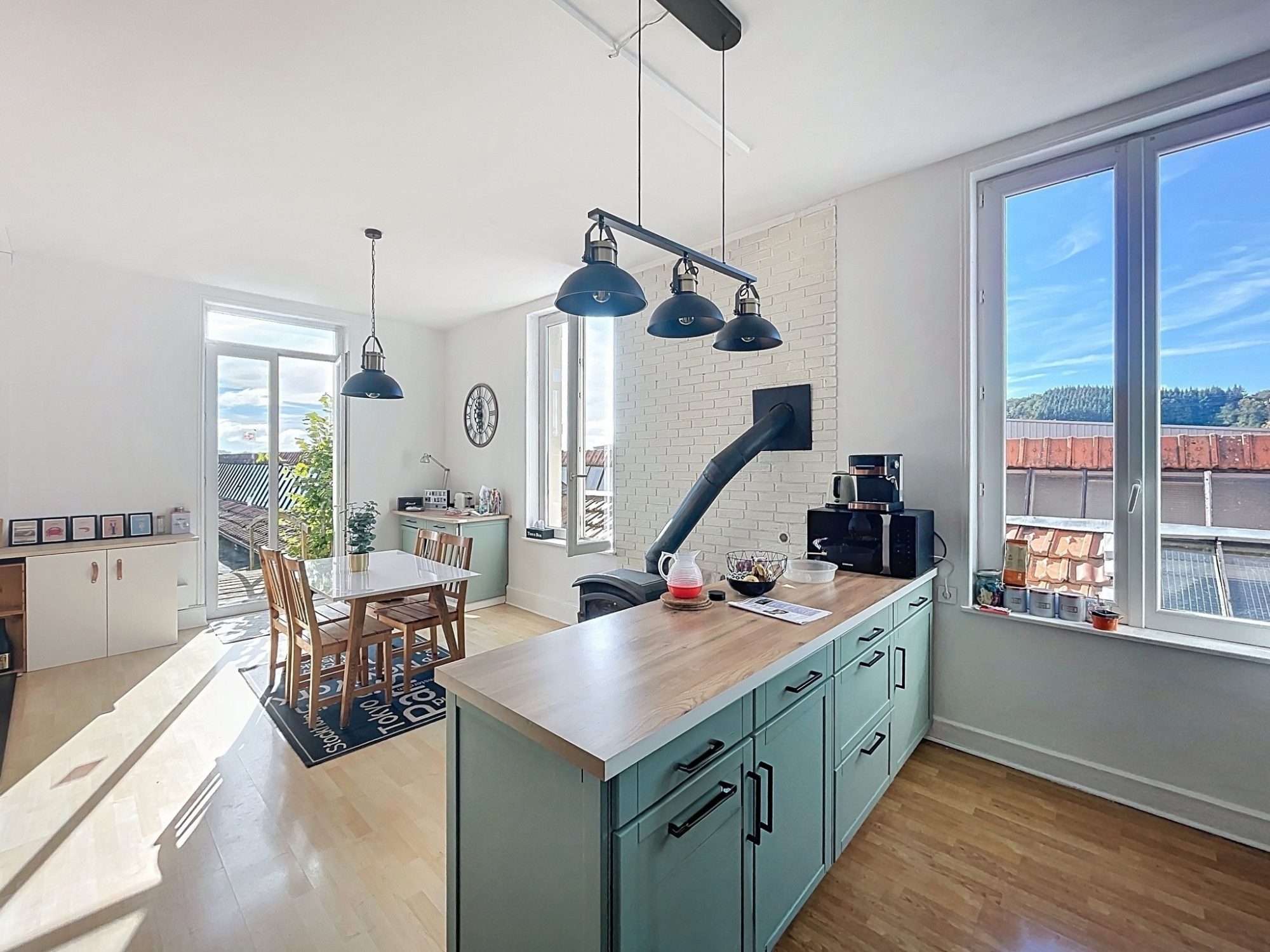 Espace, lumière et fort potentiel : cette maison réunit tout pour concrétiser vos projets, qu’ils soient familiaux, professionnels ou locatifs. Villechenève 69770