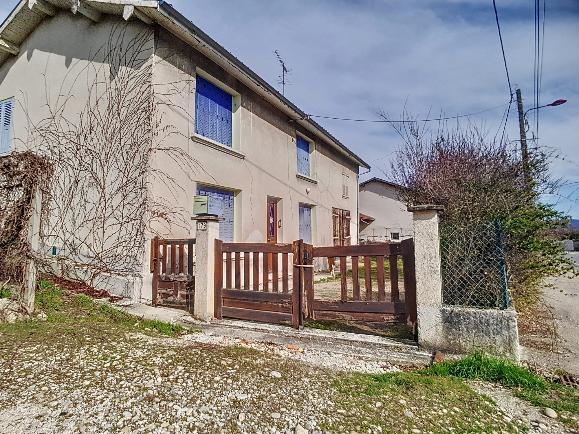 Maison à rénover avec gros potentiel Porte-des-Bonnevaux 38260
