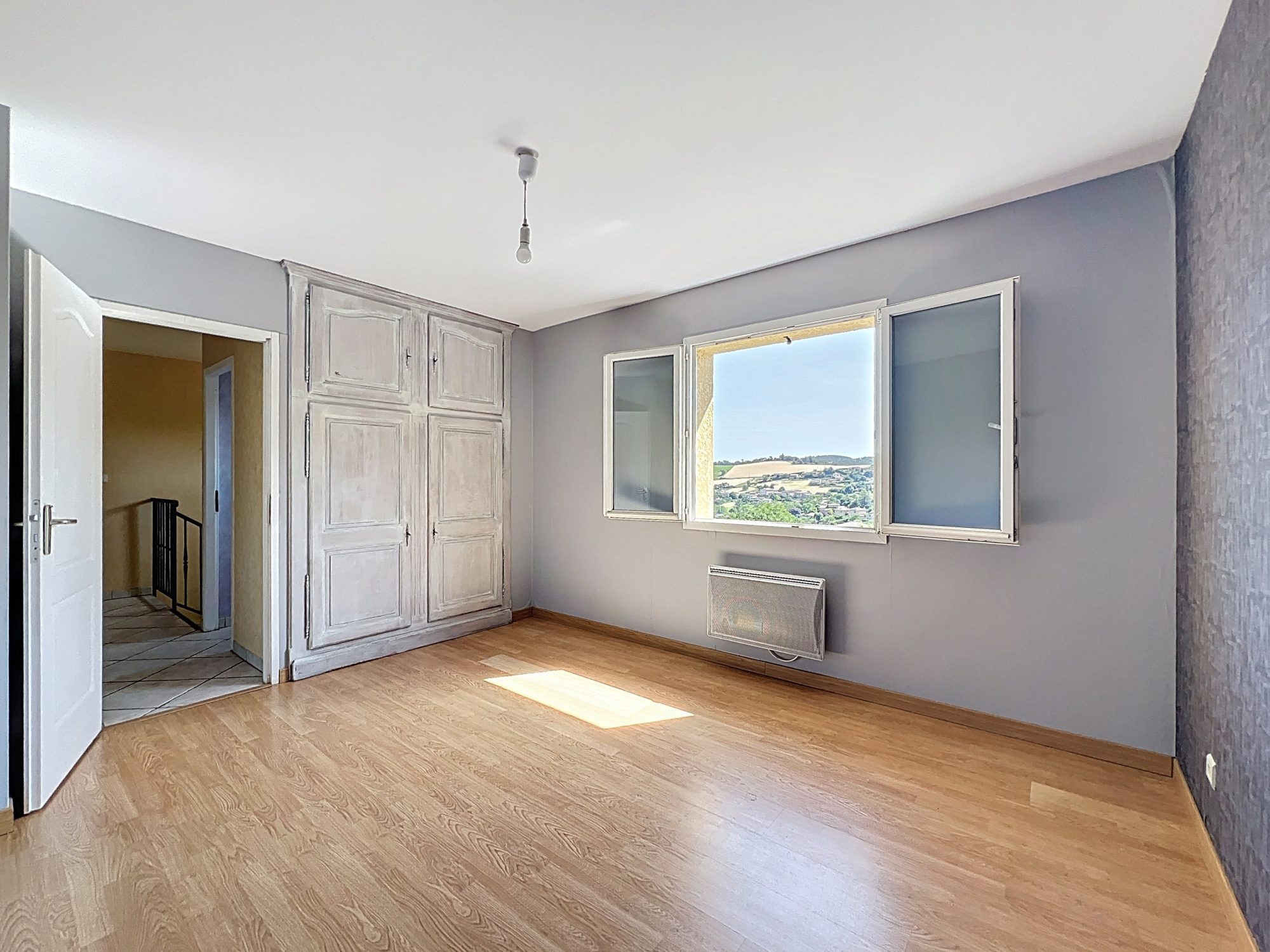 MAISON 142m² - 4 CHBRES – TERRAIN ARBORE – PISCINE - DEPENDANCES - SOUS SOL Saint-Pierre-la-Palud 69210