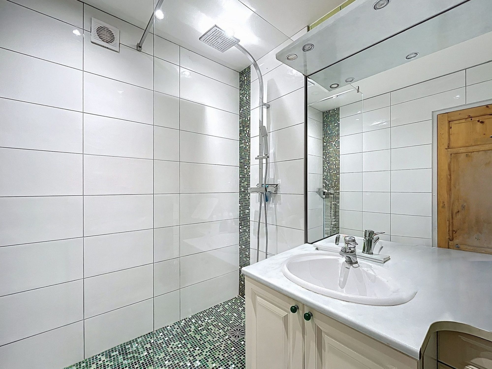 Très bel appartement lumineux au calme avec 3 chambres, cave et place de stationnement Décines-Charpieu 69150