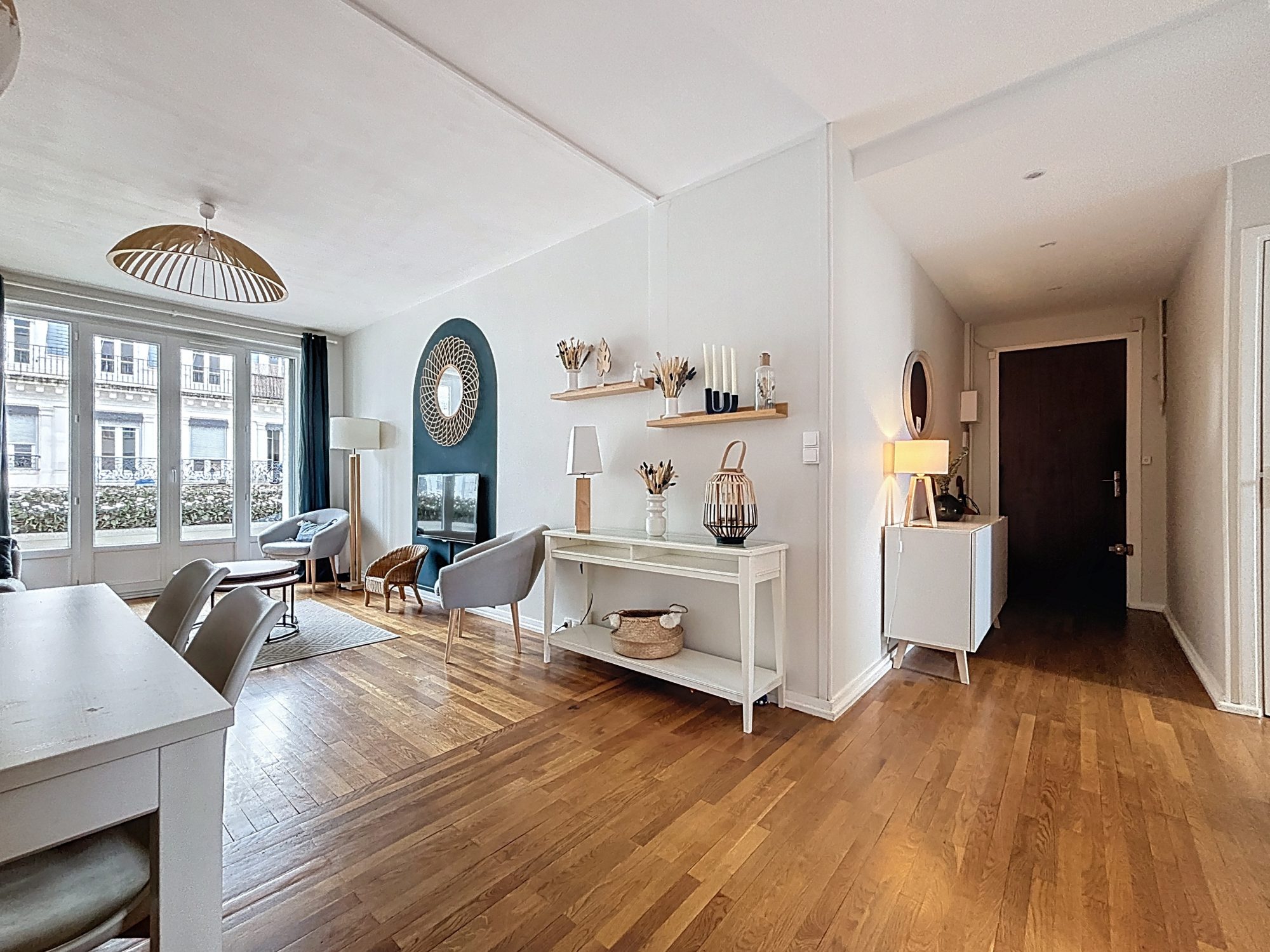 Beau T4 traversant, balcon, trois chambres, cave, local à vélo