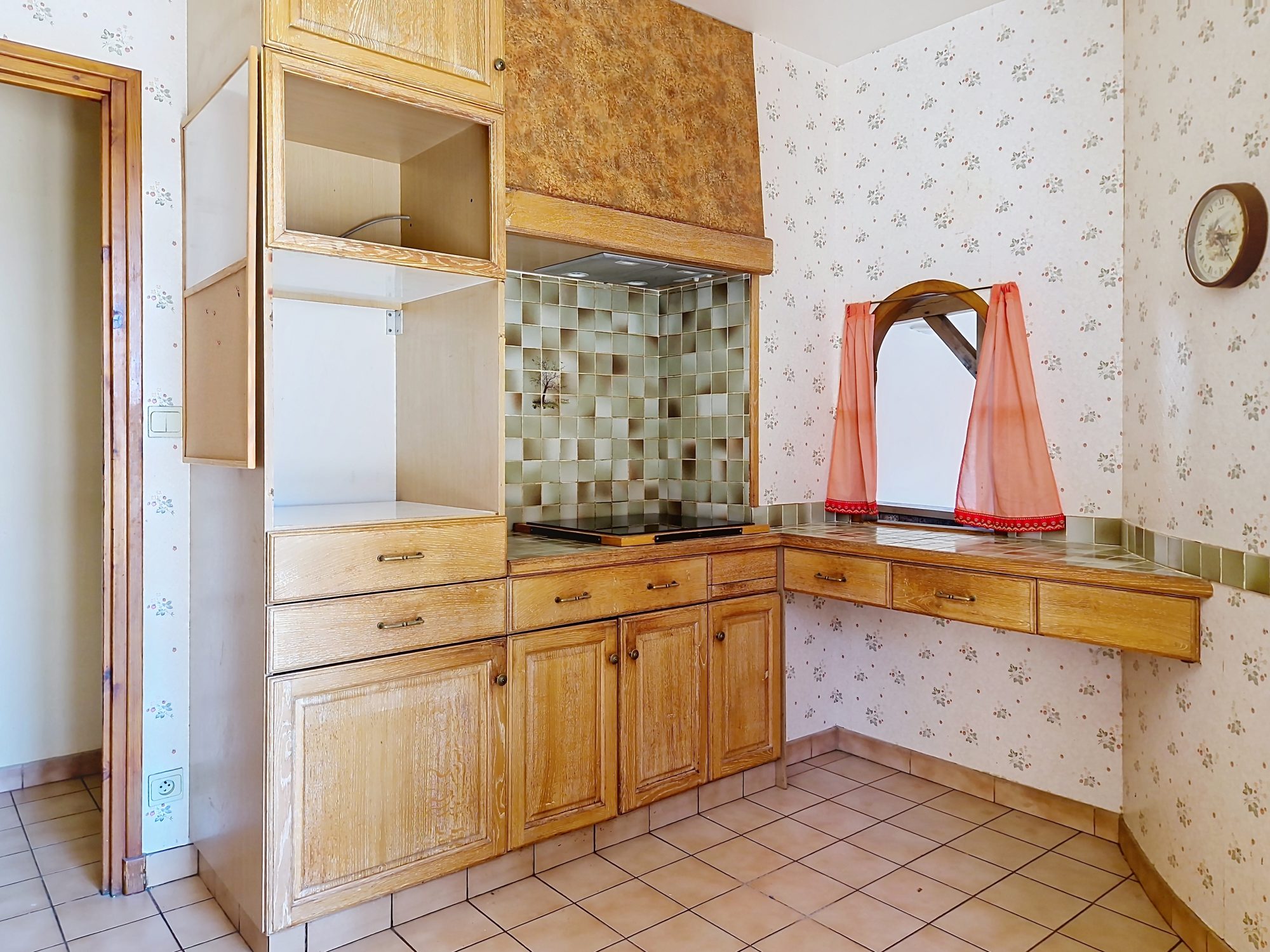 Maison familiale + dépendance pro – Vue dégagée, activité sur place possible ! La Clayette 71800