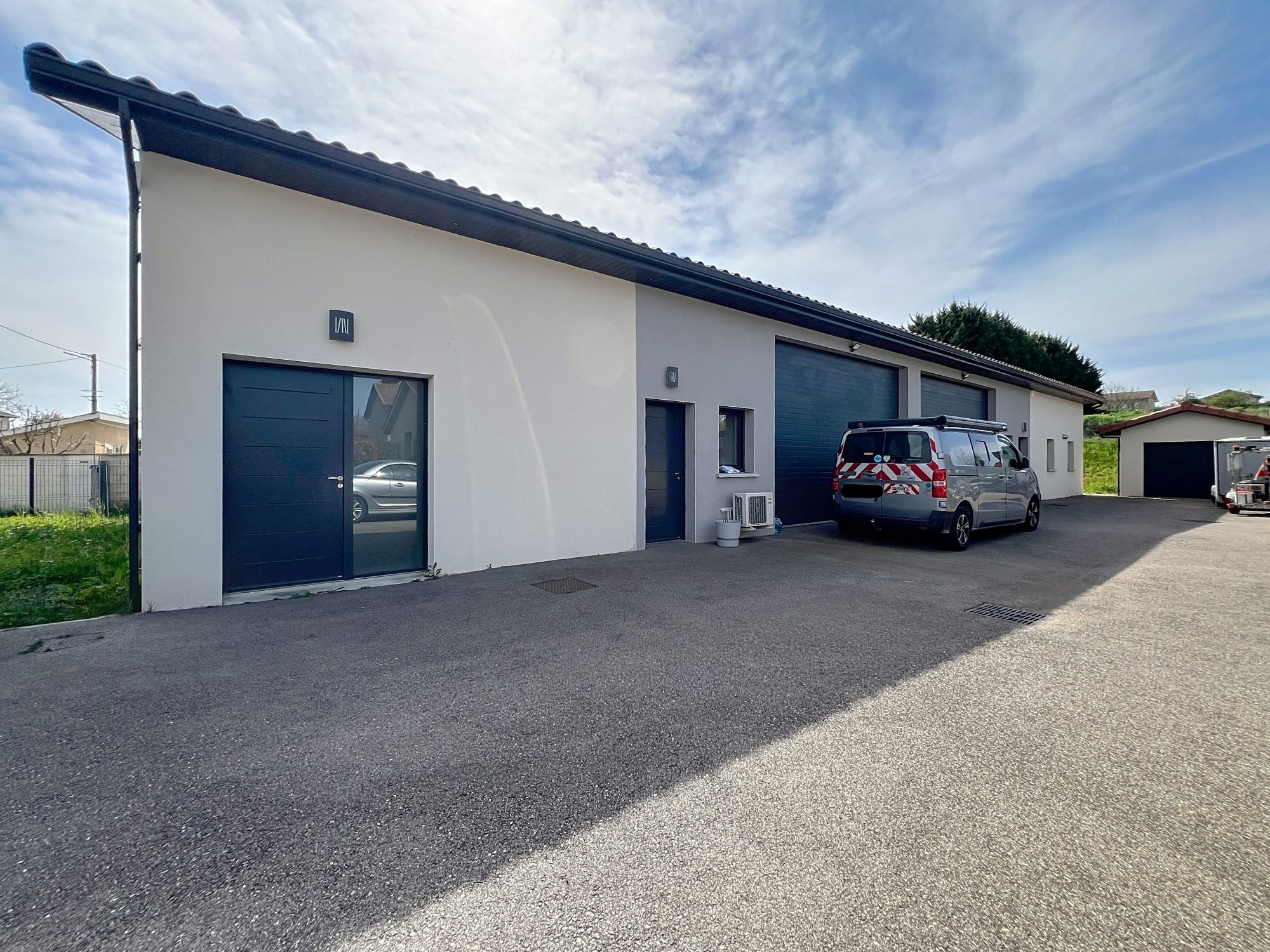 A PUSIGNAN- LOCAL D'ACTIVITES - ENTREPÔT- BUREAU  - APPARTEMENT-GARAGE
