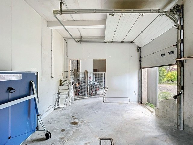 Espace, lumière et fort potentiel : cette maison réunit tout pour concrétiser vos projets, qu’ils soient familiaux, professionnels ou locatifs. Villechenève 69770