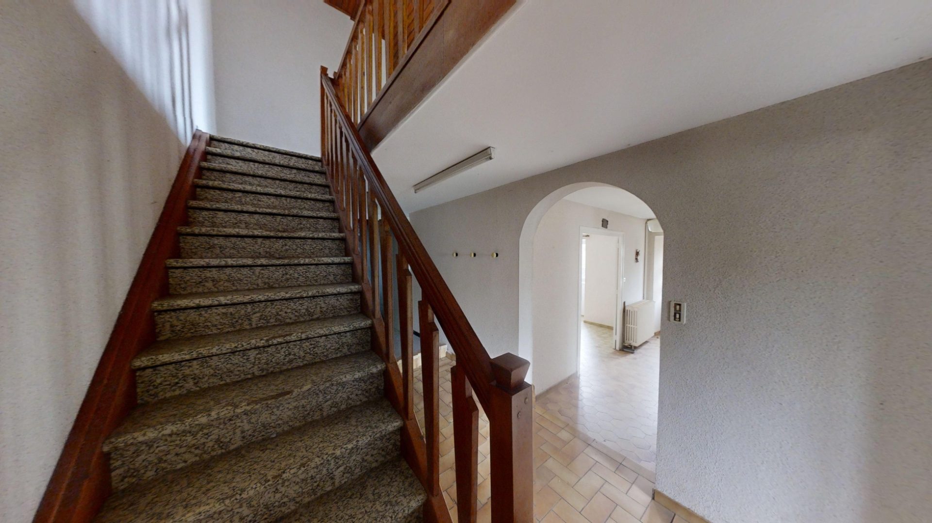 Maison en pierres mitoyenne avec garage et terrain d’environ 857 m2 Tence 43190