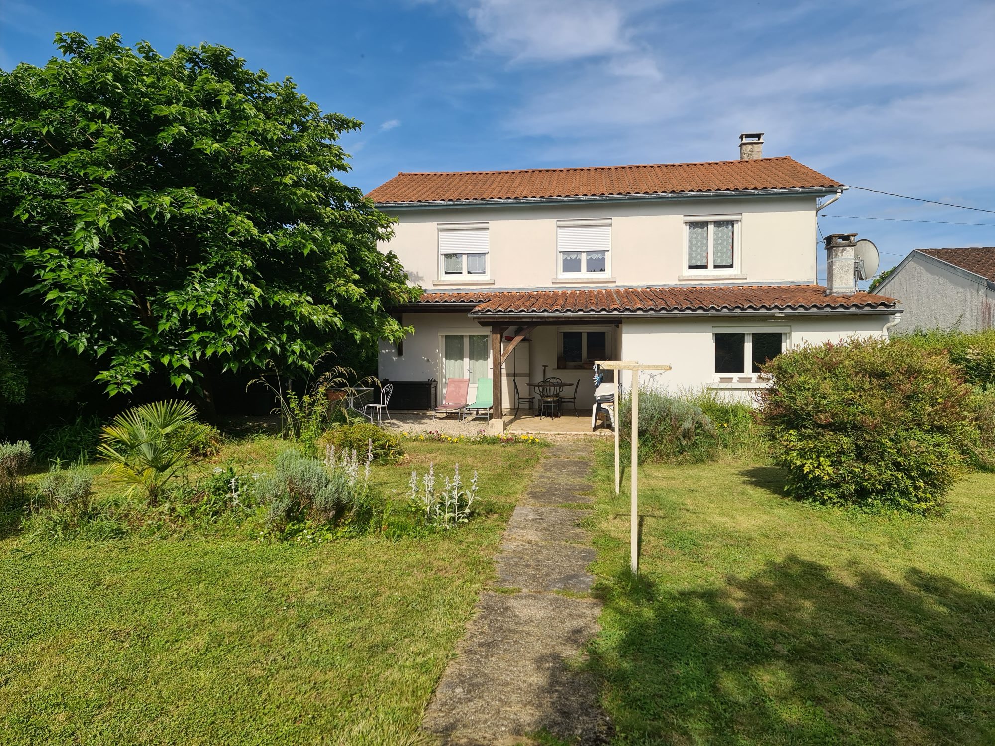 JOLIE MAISON avec Jardin clos