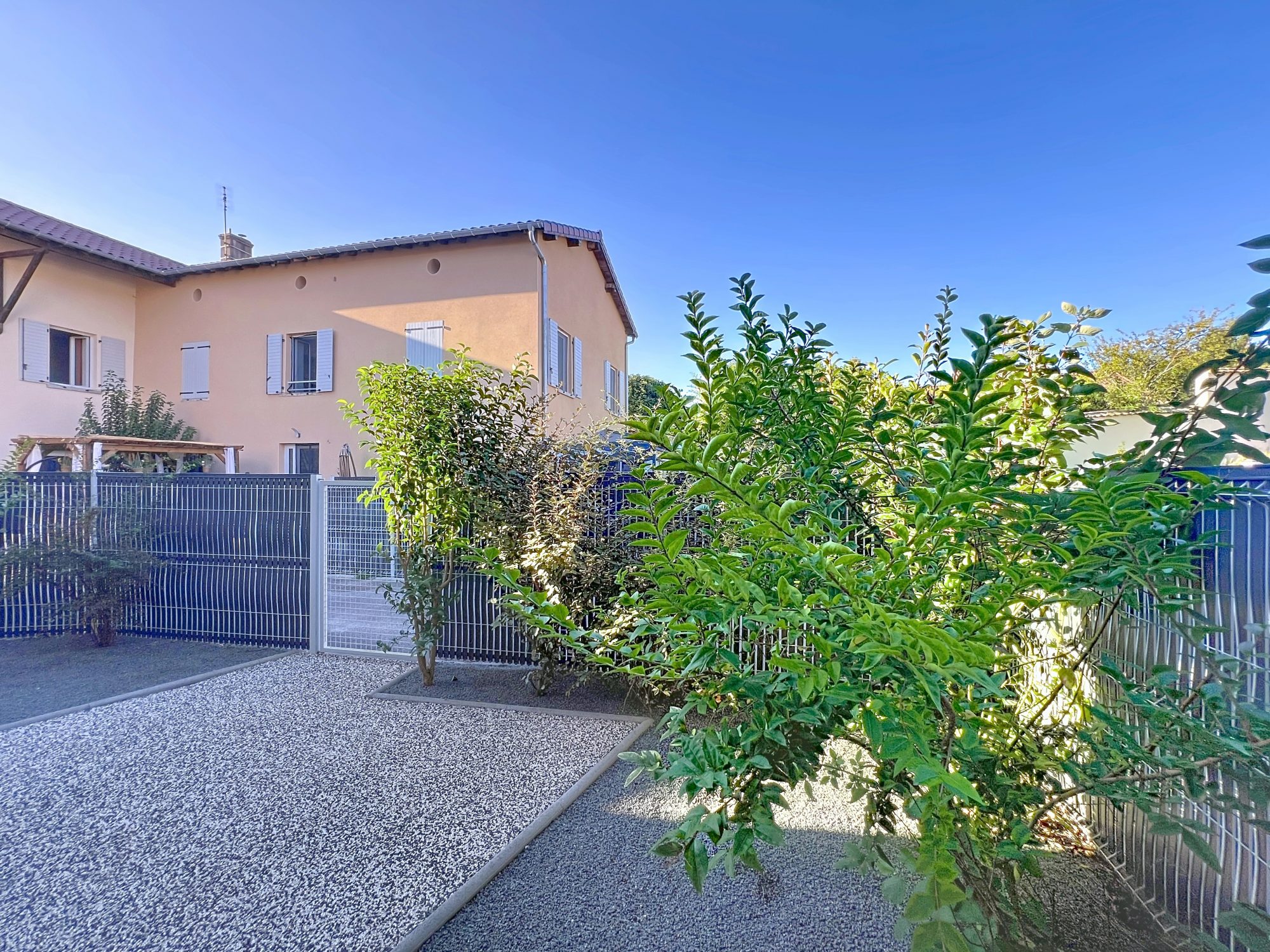 SUR LES HAUTEURS DE GENAY - AU CALME - APPARTEMENT T3 DUPLEX ENTIEREMENT RENOVE AVEC 2 PLACES DE PARKING ET 2 TERRASSES -DANS RESIDENCE FERMEE Genay 69730