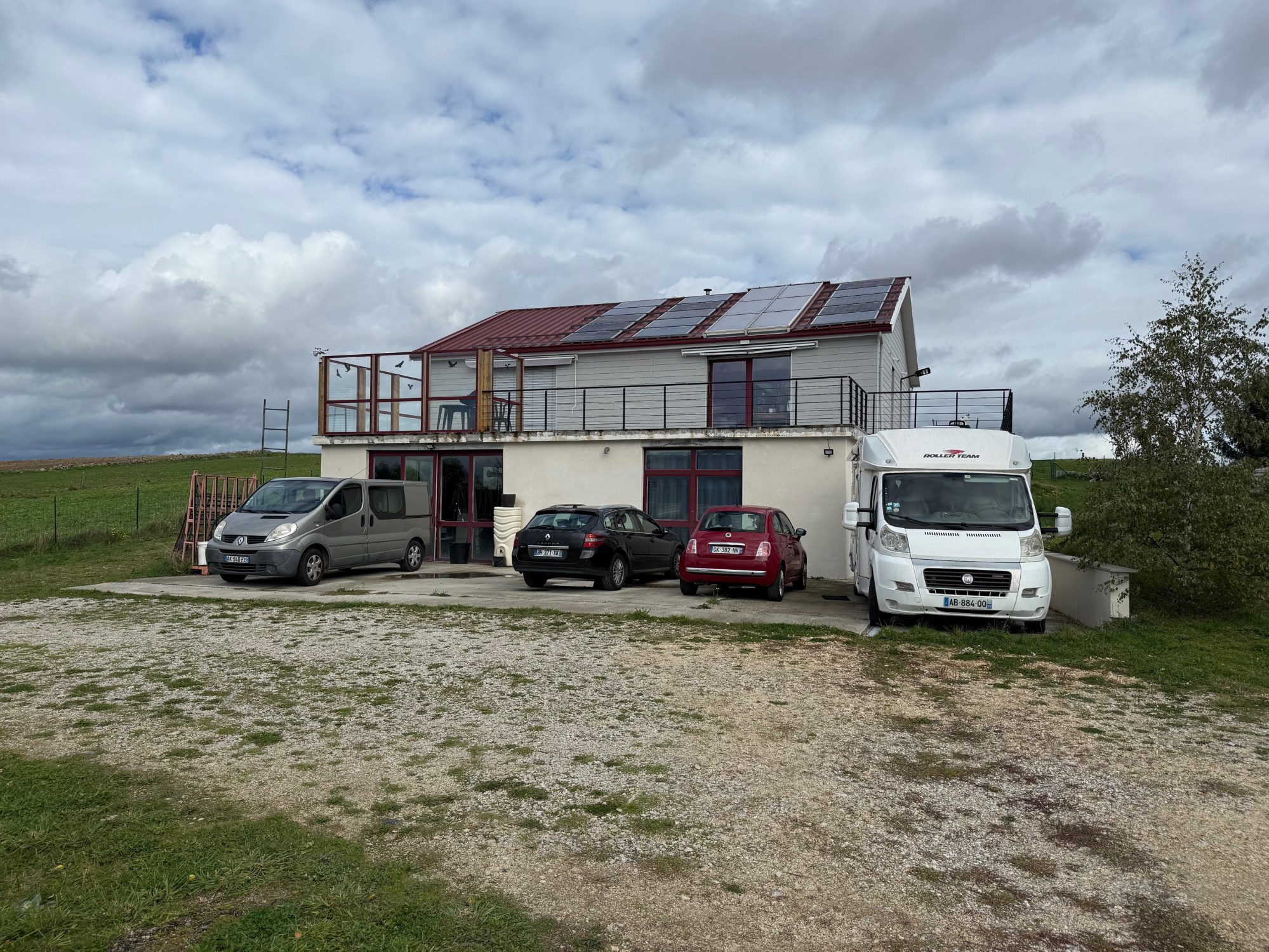 Maison avec grand sous-sol sur terrain de 3320 m2. Beaux 43200