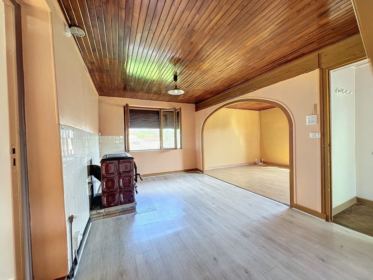 PROPRIETE DE 2 MAISONS - GRAND GARAGE 137 M² - TERRAIN 1,8 HECTARES - DEPENDANCES Sain-Bel 69210