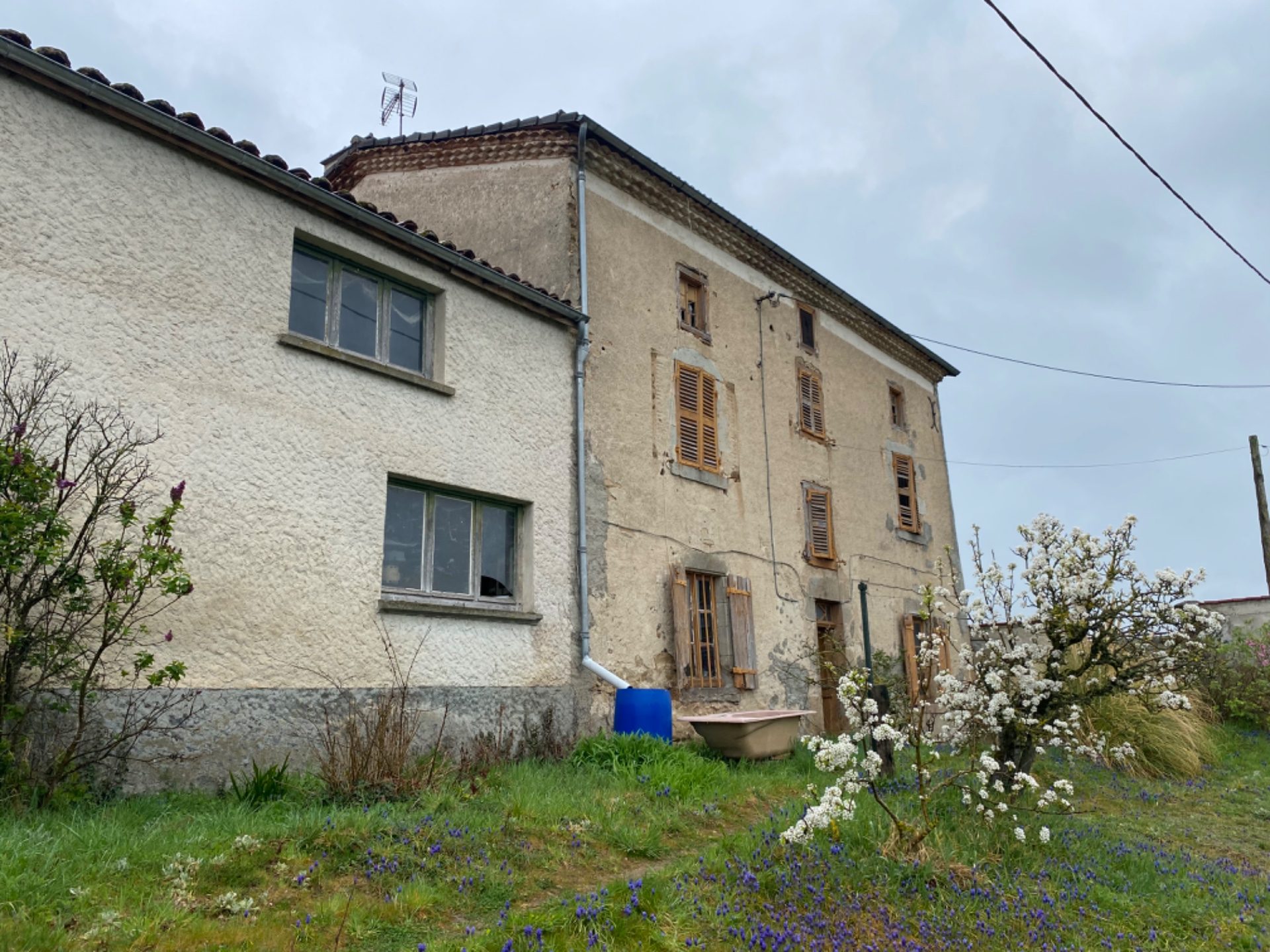 Ancienne ferme composée de plusieurs corps de bâtiments