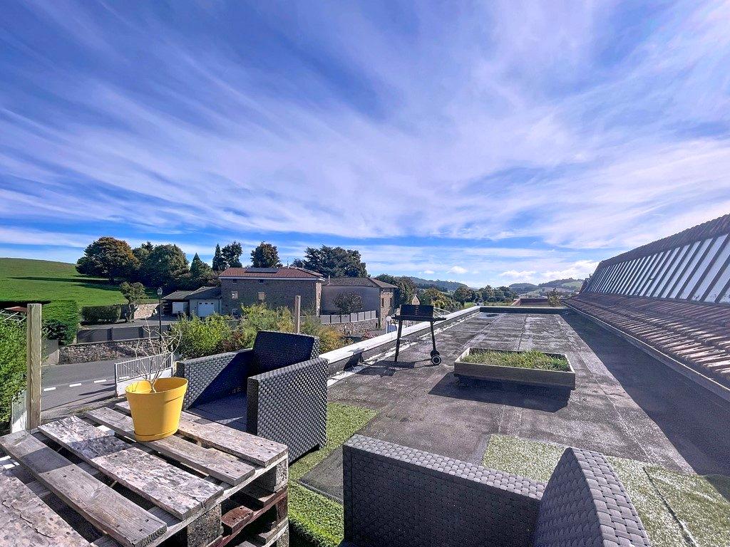 Espace, lumière et fort potentiel : cette maison réunit tout pour concrétiser vos projets, qu’ils soient familiaux, professionnels ou locatifs. Villechenève 69770