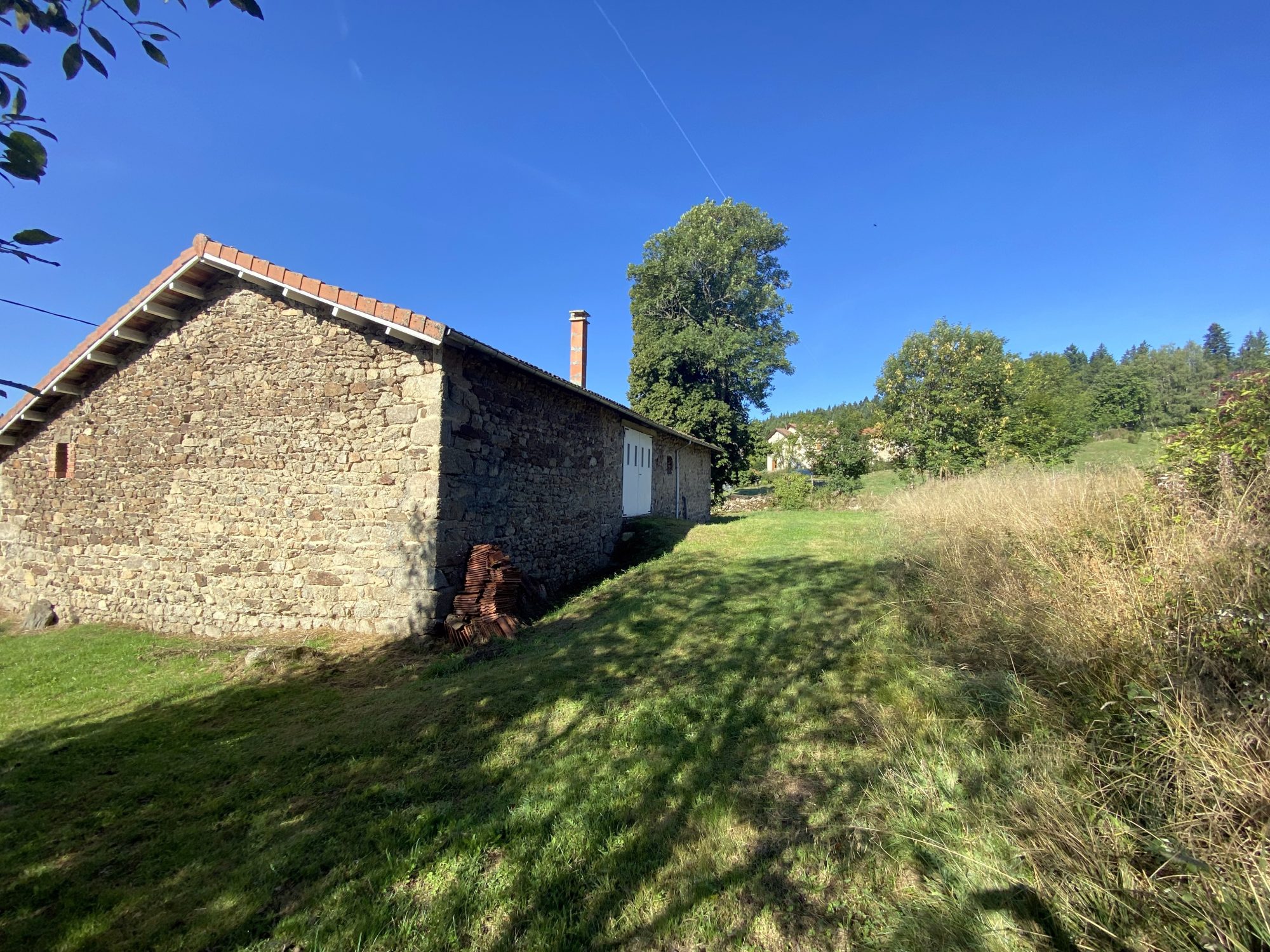 Ferme en pierres crépies avec dépendances Connangles 43160