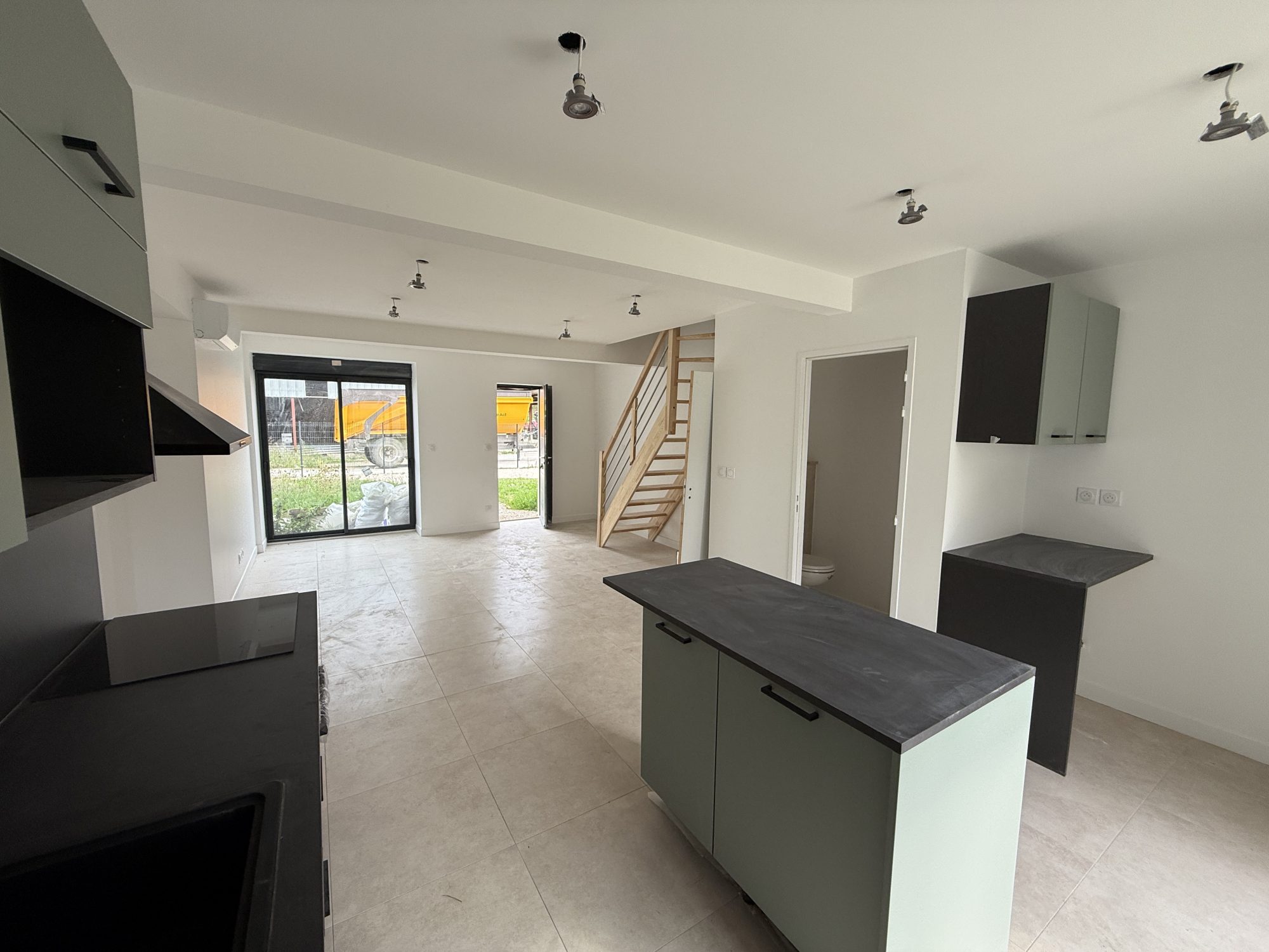 Appartement en DUPLEX de 69m² - 2 chambres - 2 jardins - 3 places de parkings Romans 01400