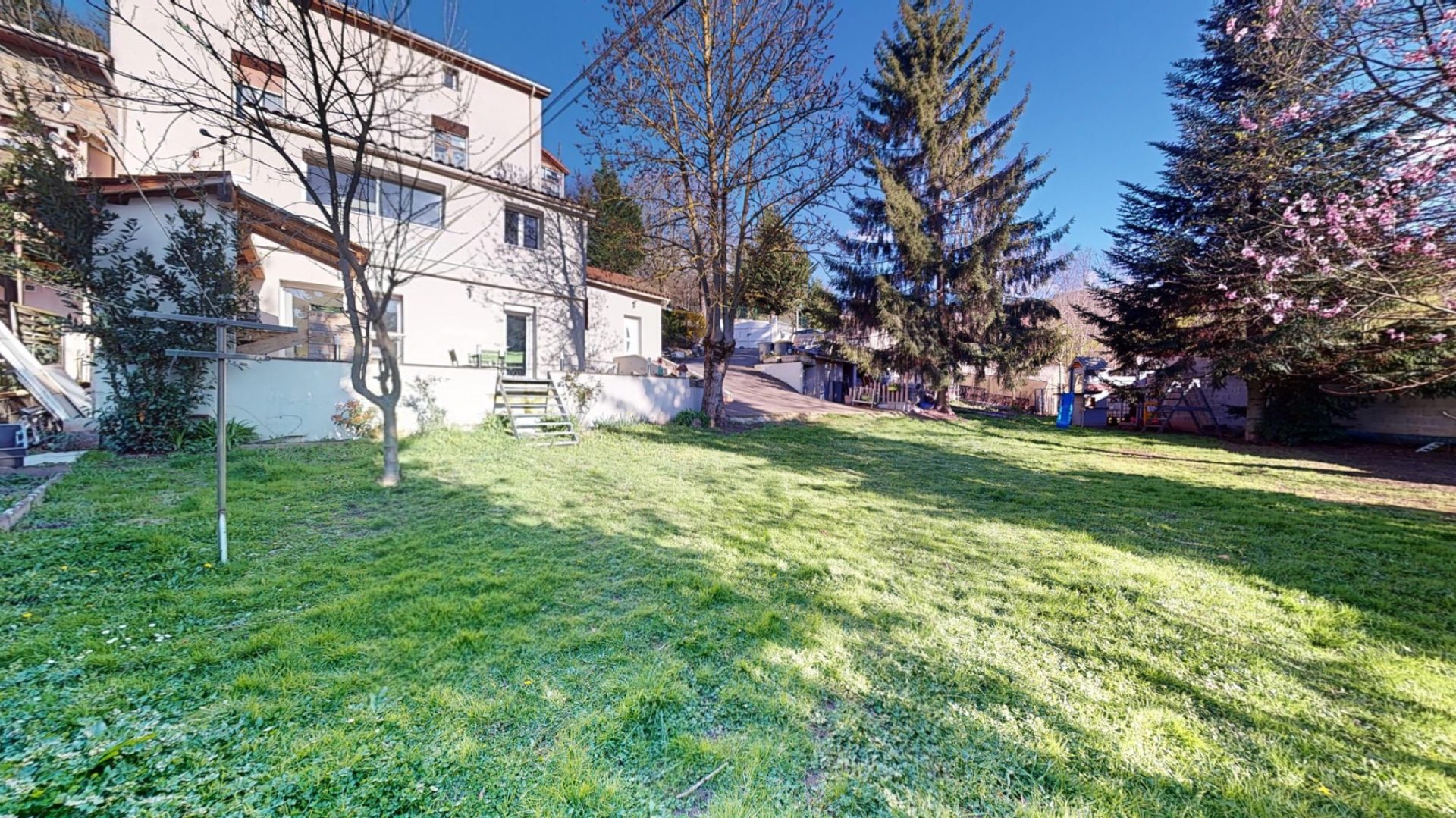 MAISON RÉNOVÉE 116m2 hab. + APT T3 80m2 LOUÉ 513€/MOIS, TERRAIN CLOS 1032m2, 3 CHAMBRES, GARAGE, POMPE À CHALEUR, DIAGNOSTIC B, SECTEUR CALME