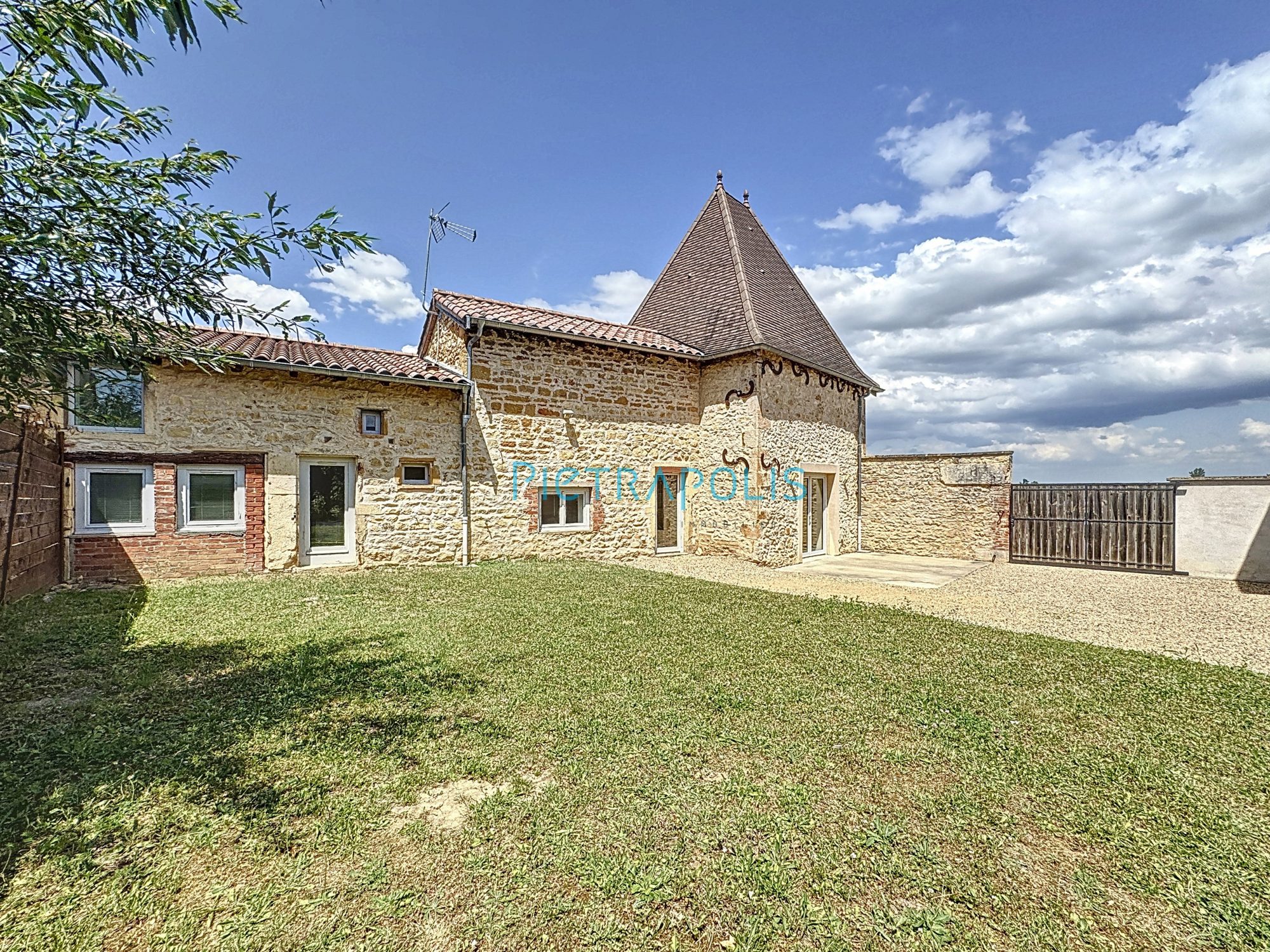 Maison mitoyenne de charme en pierre à Arnas