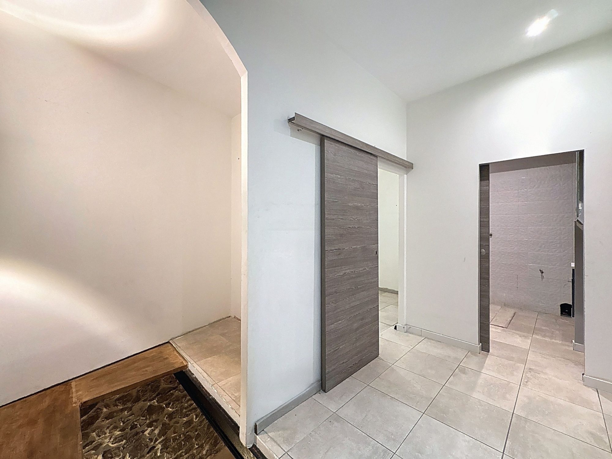 SÈTE - QUARTIER THÉÂTRE - AVENUE VICTOR HUGO : Appartement T4 81m² avec cour intérieur, local commercial 25m² Sète 34200