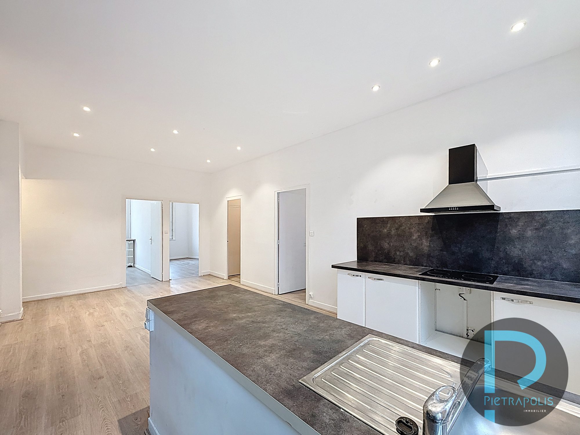 Appartement de 92m² - 3 chambres - Plein centre ville proche gare Villefranche S/S - 1 er étage sans ascenseur Villefranche-sur-Saône 69400