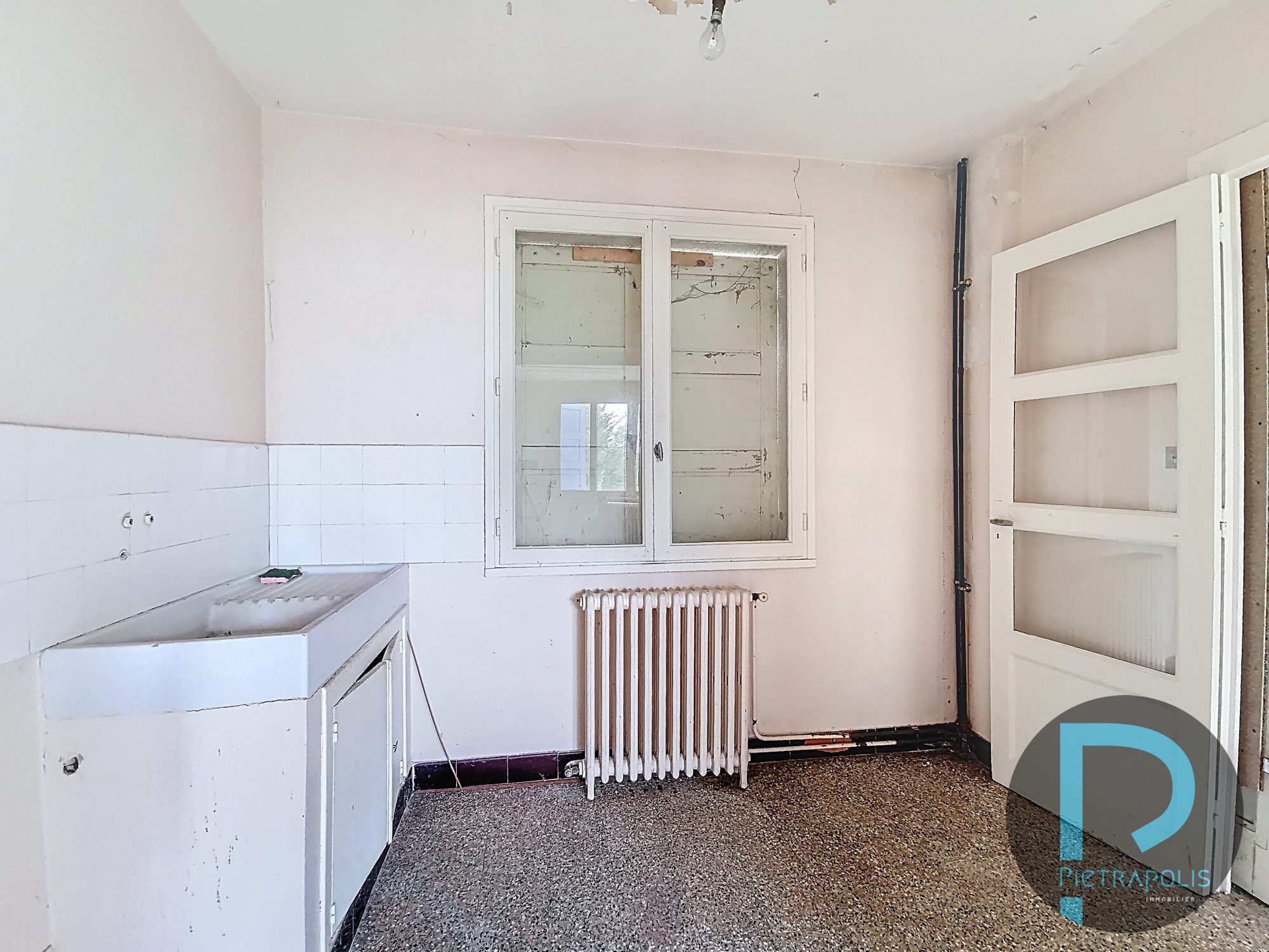 PROPRIETE avec  8 logements à rénover Bergesserin 71250