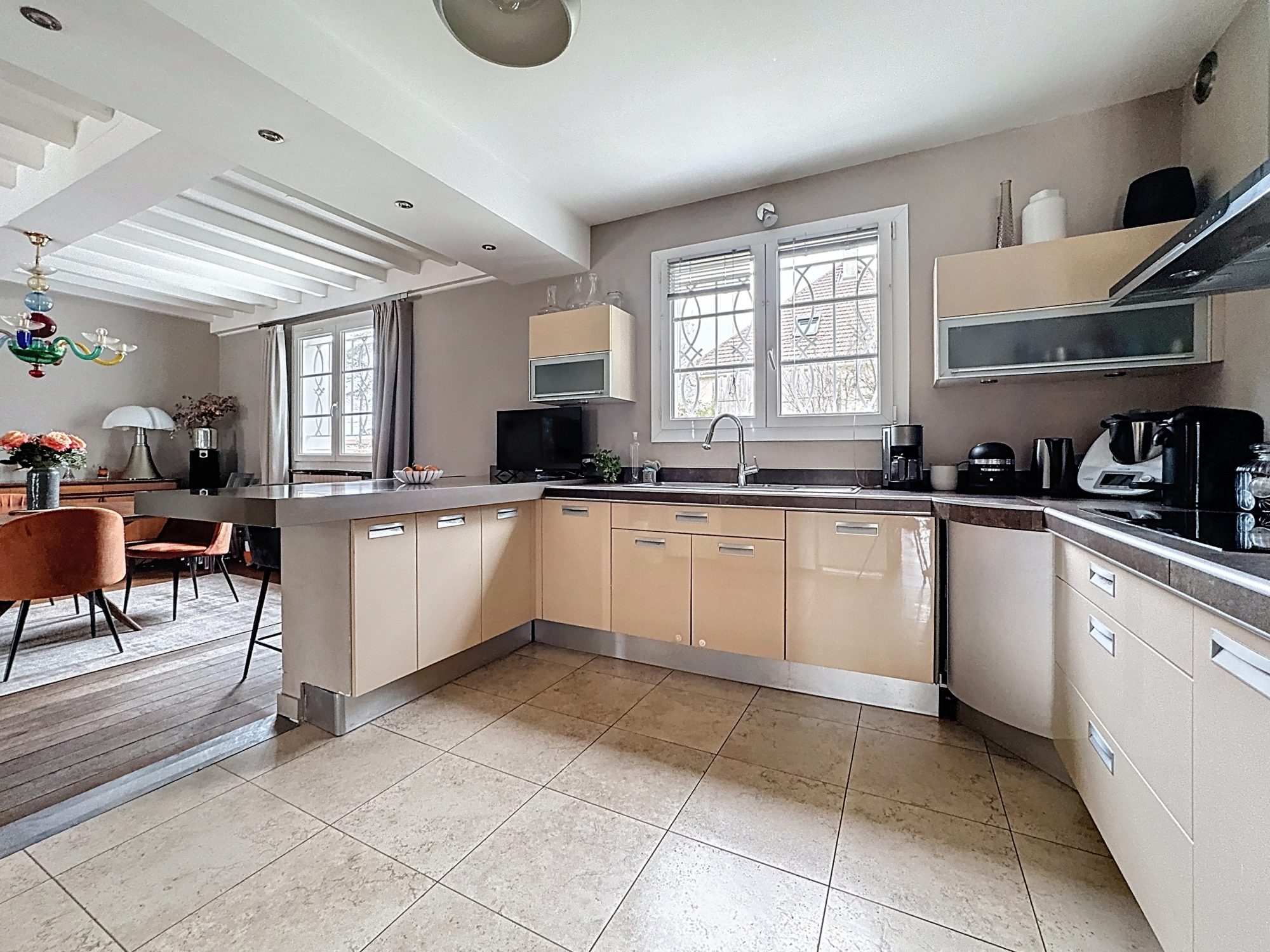 Rare et Authentique, Pietrapolis Chaponost vous propose cette maison de 275m2 édifiée sur une parcelle de 2225m2 avec 5 chambres, une pièce de vie de 65m2, un Pool House et une piscine chauffée Brignais 69530