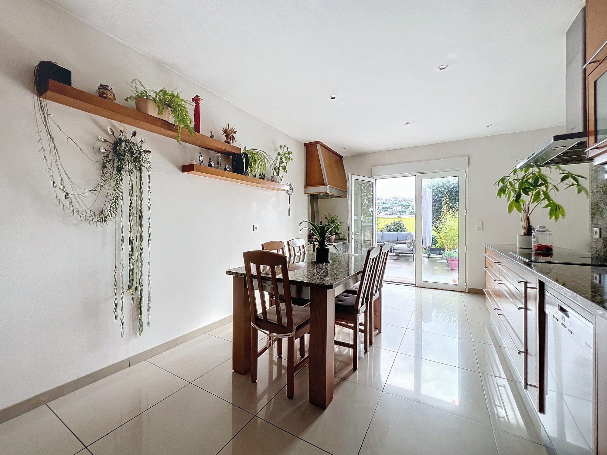 A NEUVILLE SUR SAONE, JOLIE MAISON DE 160m2 AVEC GARAGE SUR 1100m2 DE TERRAIN Neuville-sur-Saône 69250