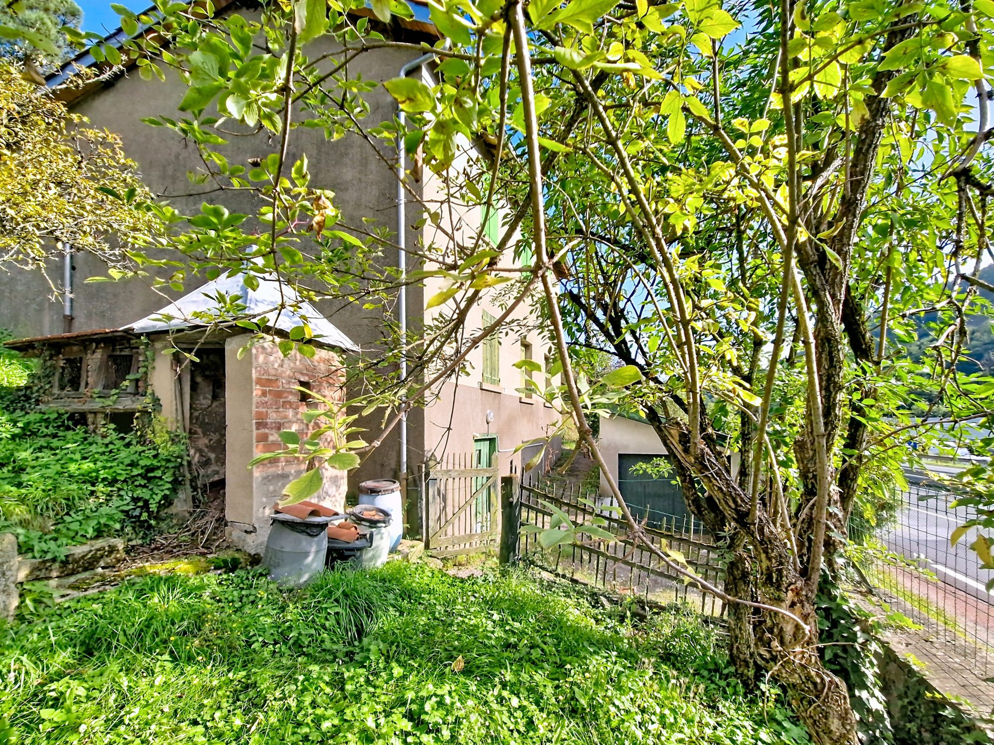 2 MAISONS environ 75m² ET 57m² + combles, caves, garage Vindry-sur-Turdine 69490
