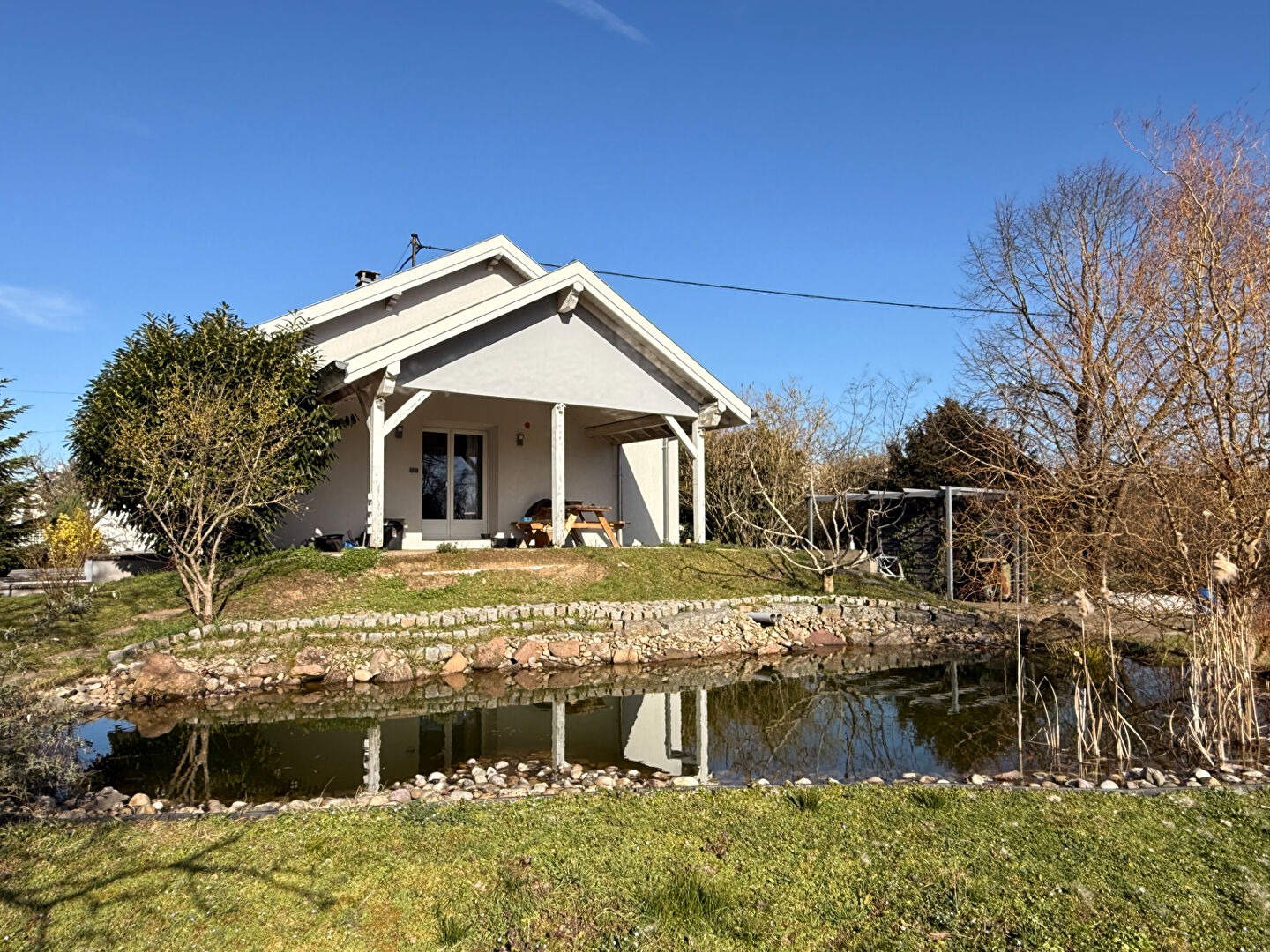 MAISON PLAIN-PIED AVEC SUPERBE JARDIN SUR CERNAY