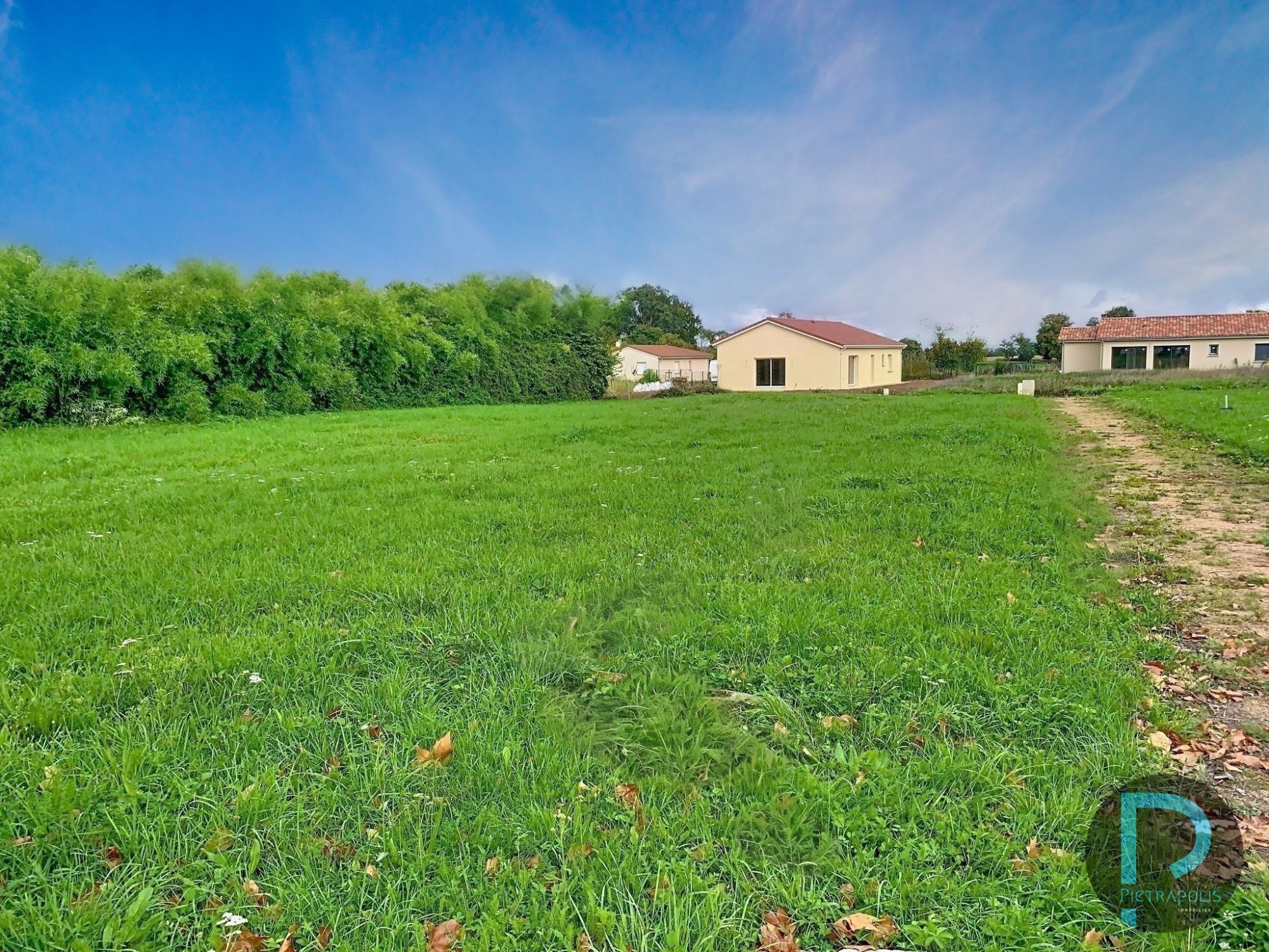 St BENIGNE - TERRAIN CONSTRUCTIBLE ET VIABILISE Saint-Bénigne 01190