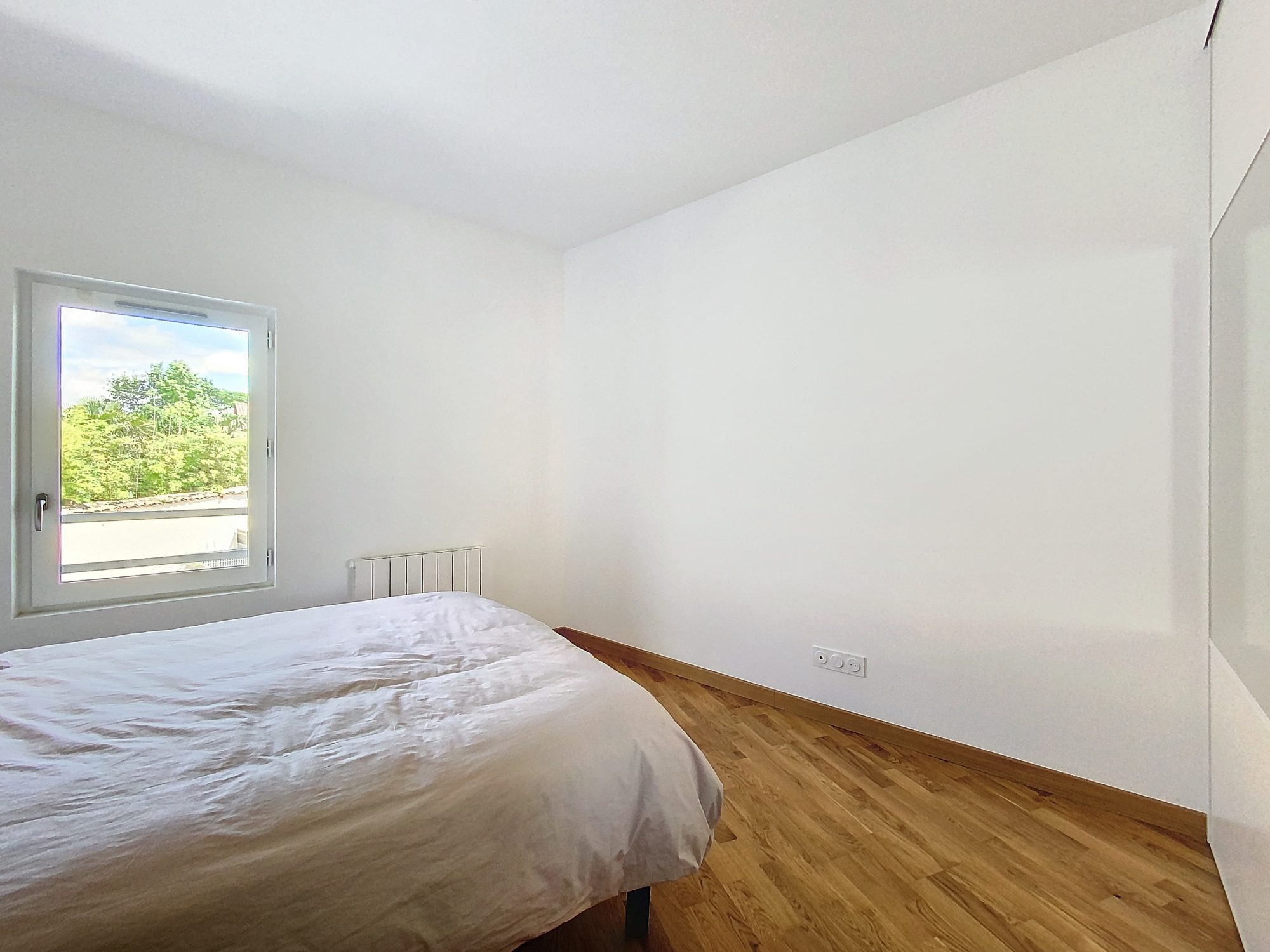 SUR LES HAUTEURS DE GENAY - AU CALME - APPARTEMENT T3 DUPLEX ENTIEREMENT RENOVE AVEC 2 PLACES DE PARKING ET 2 TERRASSES -DANS RESIDENCE FERMEE Genay 69730