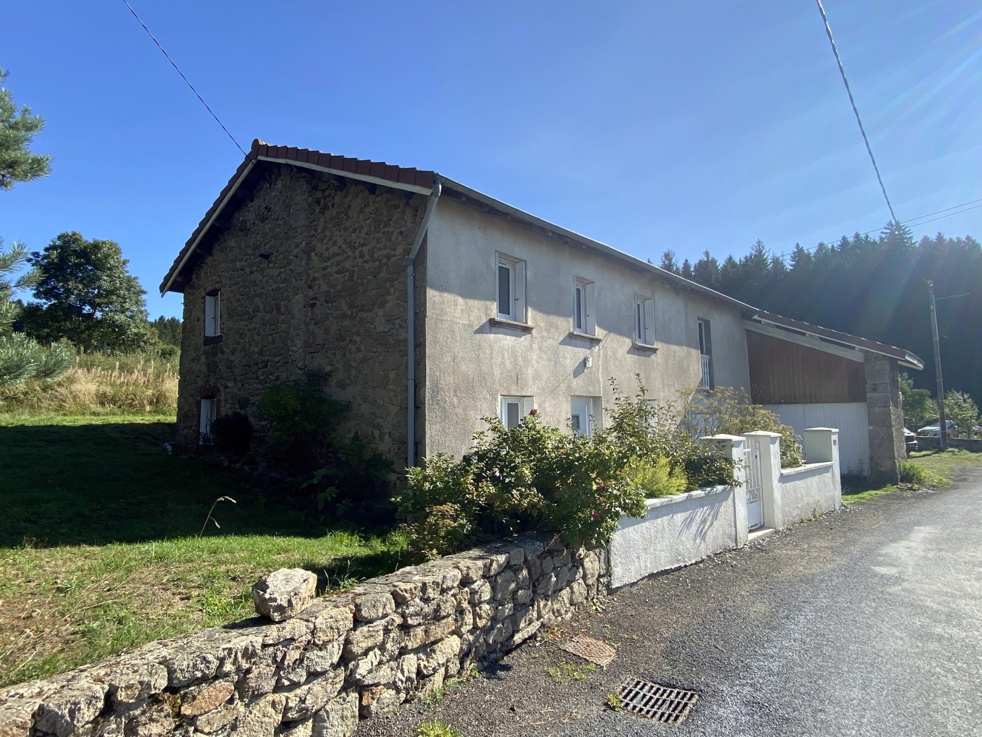 Ferme en pierres crépies avec dépendances Connangles 43160