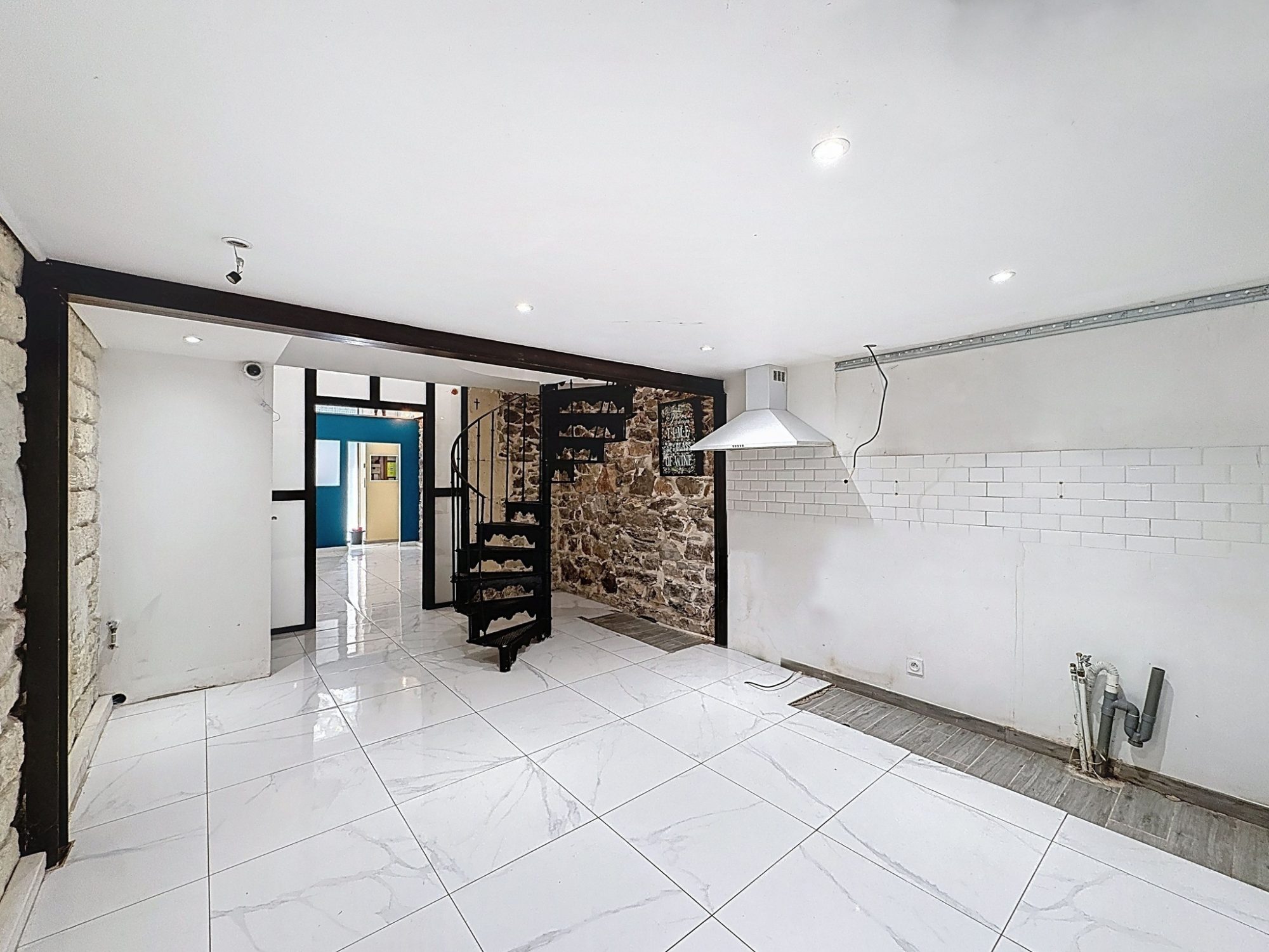 SÈTE - QUARTIER THÉÂTRE - AVENUE VICTOR HUGO : Appartement T4 81m² avec cour intérieur, local commercial 25m² Sète 34200