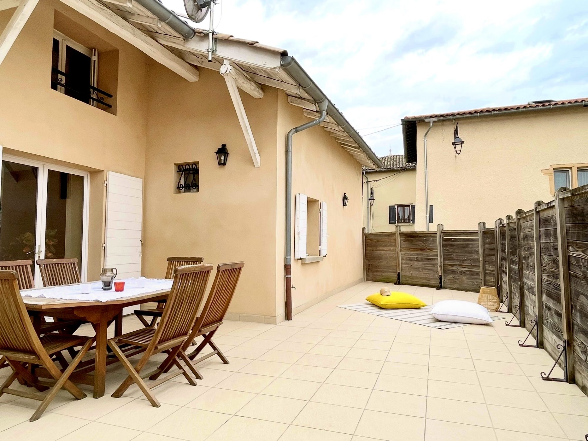 MAISON DE VILLAGE AVEC TERRASSE