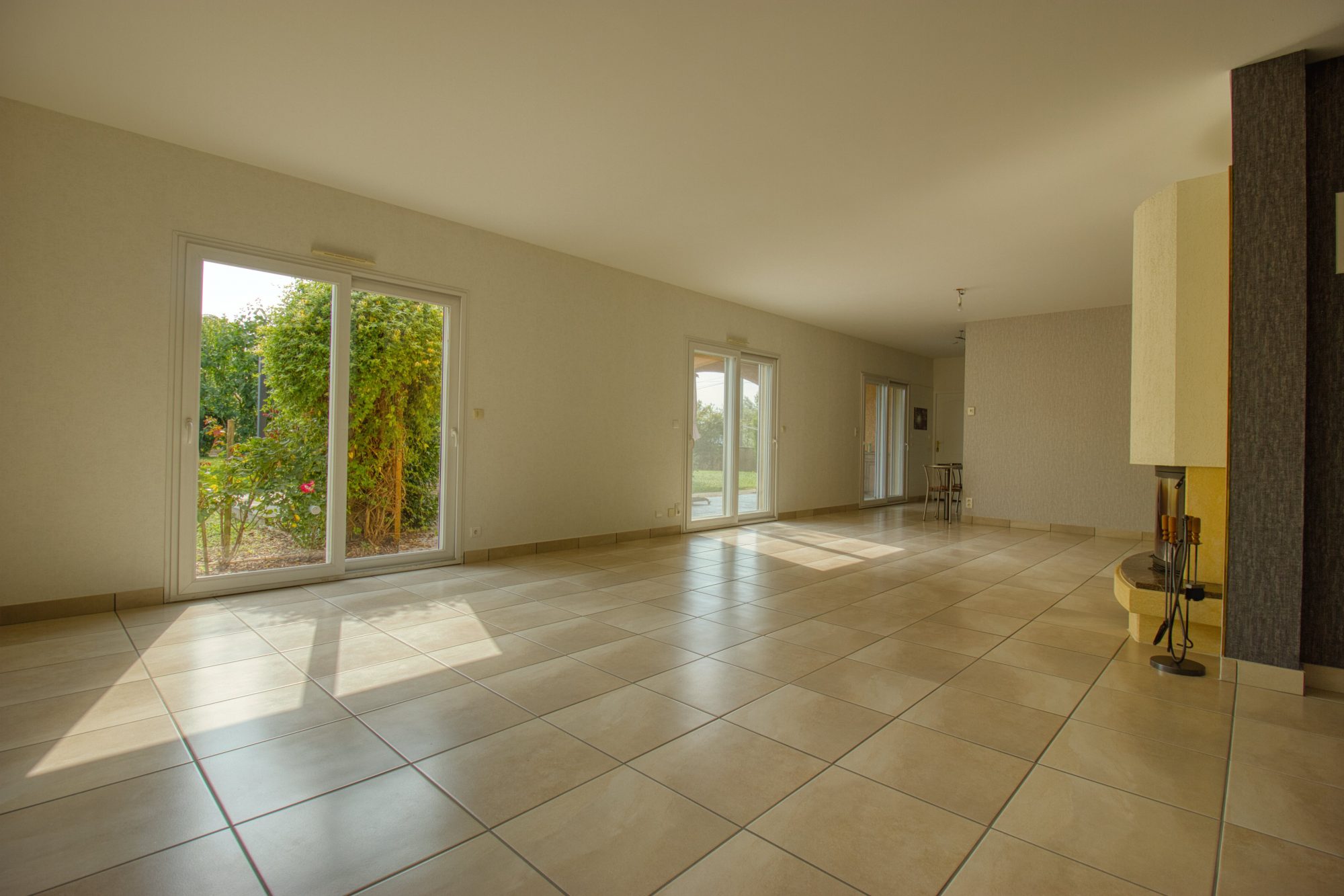 Maison familiale avec jardin arboré et jacuzzi – 175 m² habitables Lurcy 01090