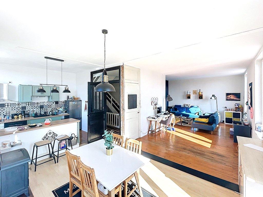 Espace, lumière et fort potentiel : cette maison réunit tout pour concrétiser vos projets, qu’ils soient familiaux, professionnels ou locatifs. Villechenève 69770