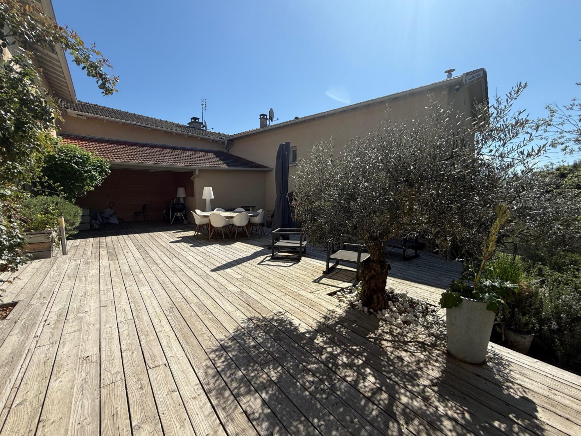 Grande propriété familiale avec deux maisons sur 935 m² de terrain arboré – Calme et potentiel locatif Chambost-Longessaigne 69770