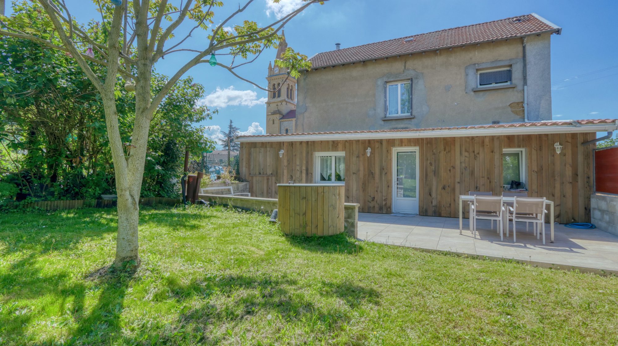 Maison au centre de Saint Georges d'Espéranches