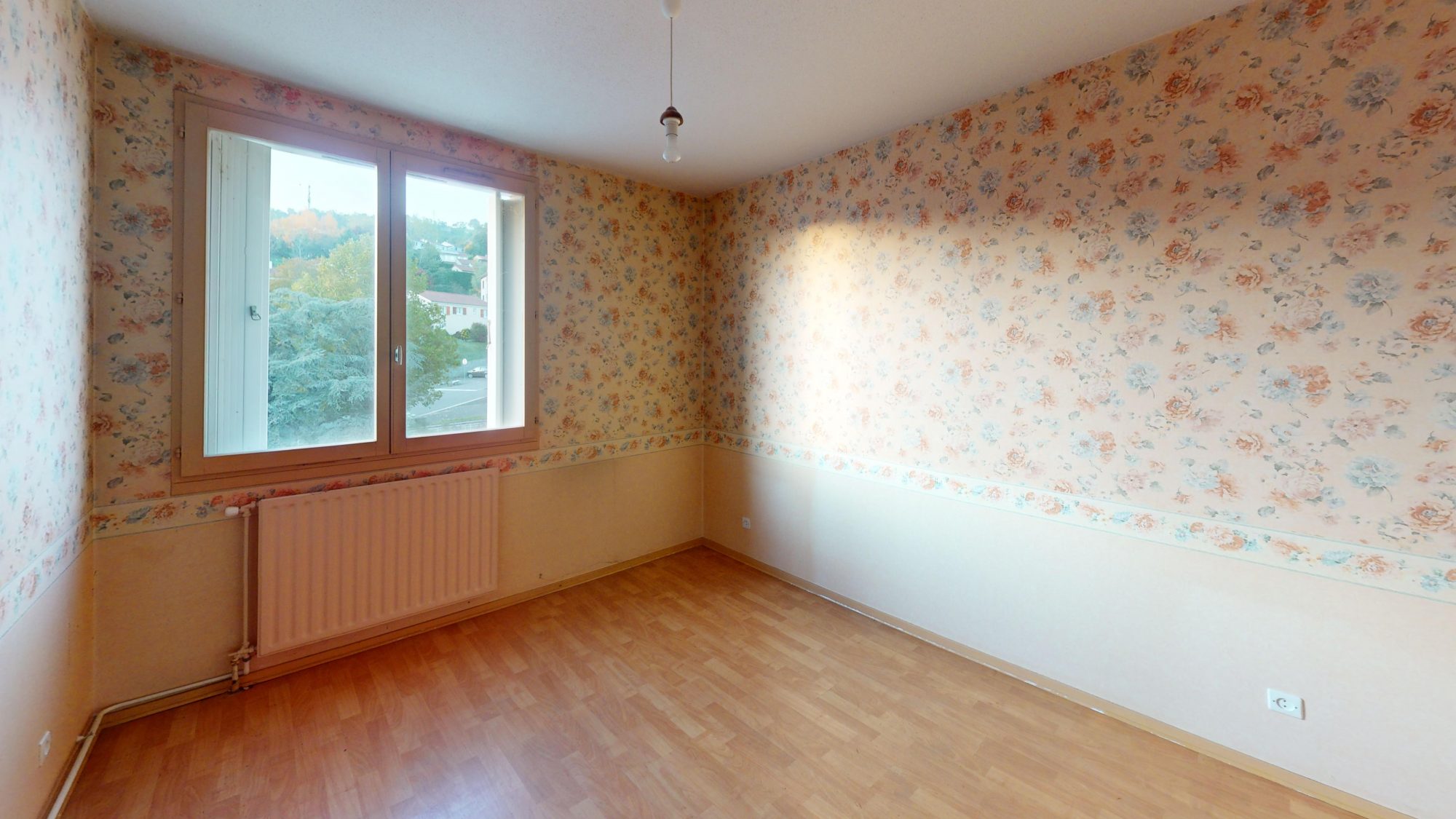 APPARTEMENT T3/4 77m² HAB, 5EME ET DERNIER ETAGE, 2 CHAMBRES, ASCENSEUR, BALCON, GARAGE, CAVE Unieux 42240