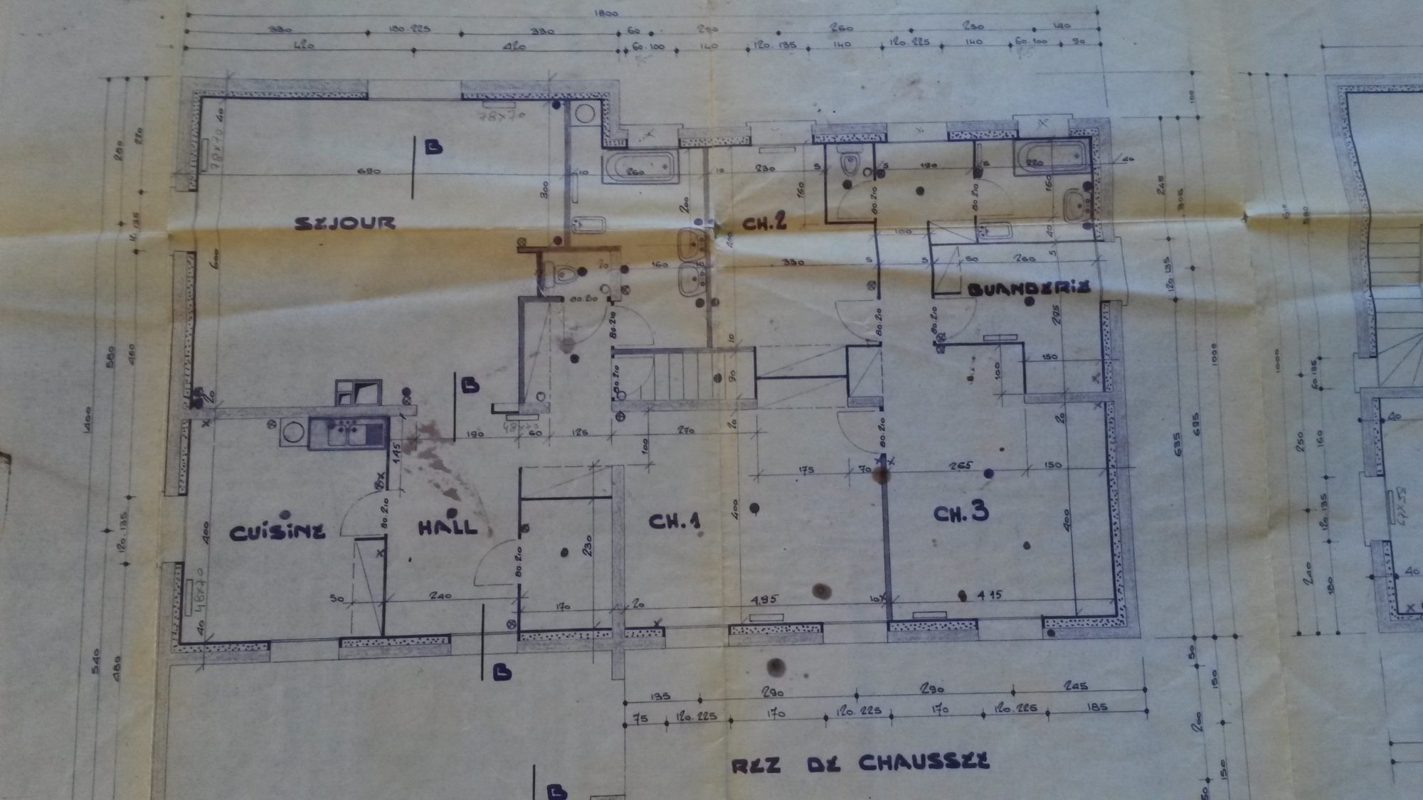 Villa de 278 m² habitable + sous-sol complet, 9 pièces, 6 chambres, terrain arboré de 3000 m² avec piscine. Orliénas 69530