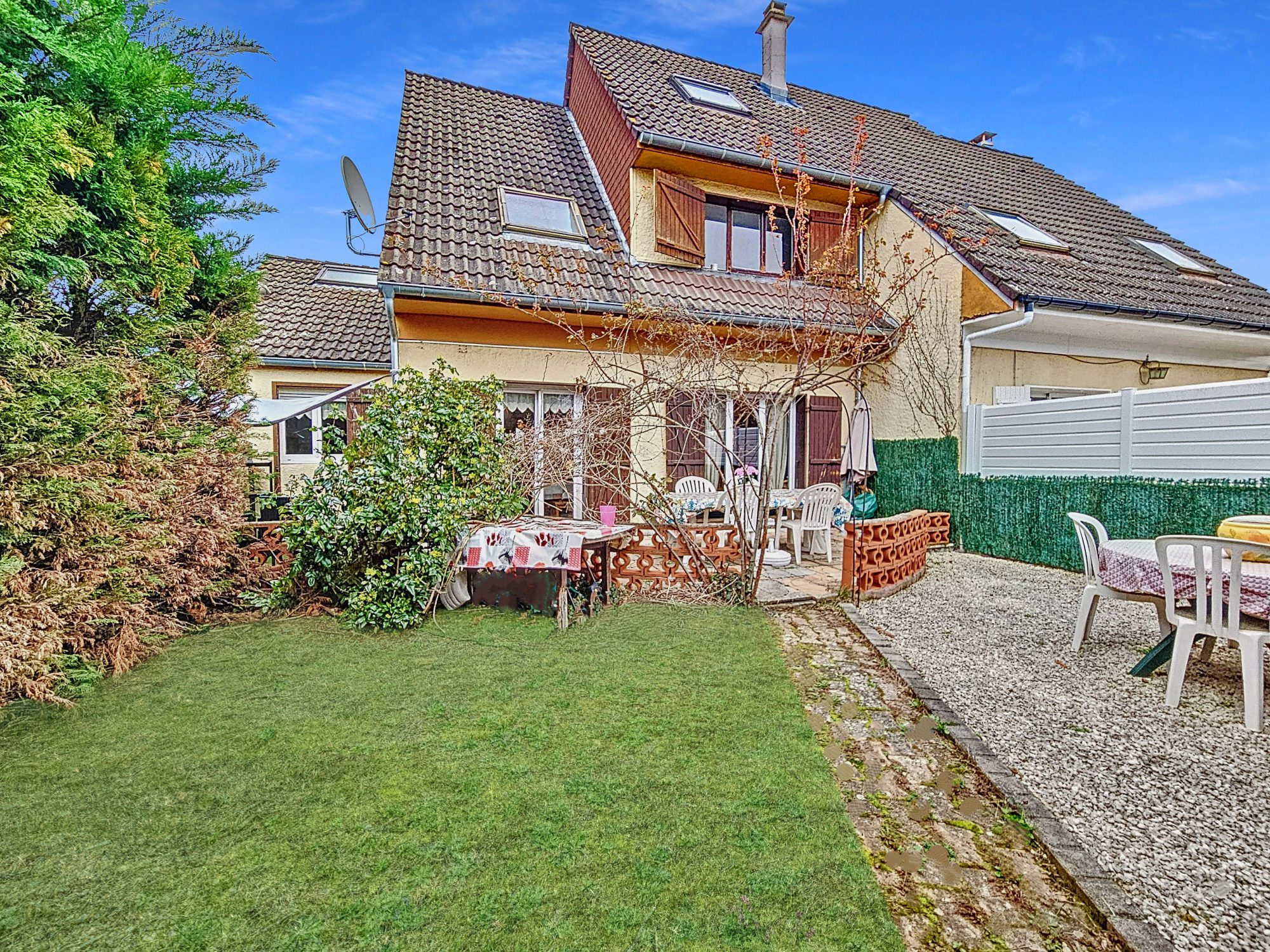 MAISON FAMILIALE DE 117M² DE TYPE T4  SUR TERRAIN DE 234M² .