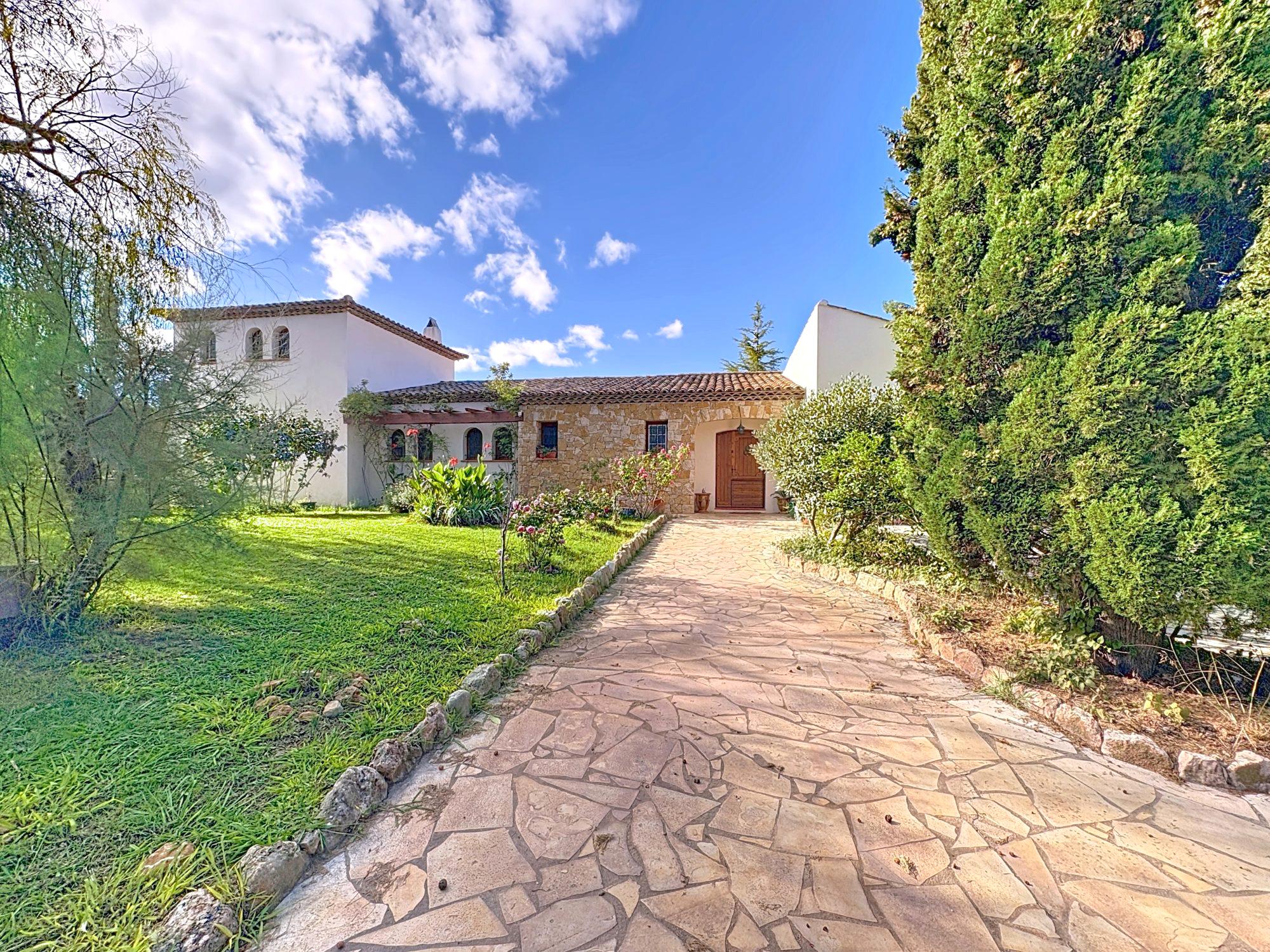 BALARUC LE VIEUX : Sur une parcelle de 3463m², une villa 217m² env piscine, 3 garages, une villa 70m² env