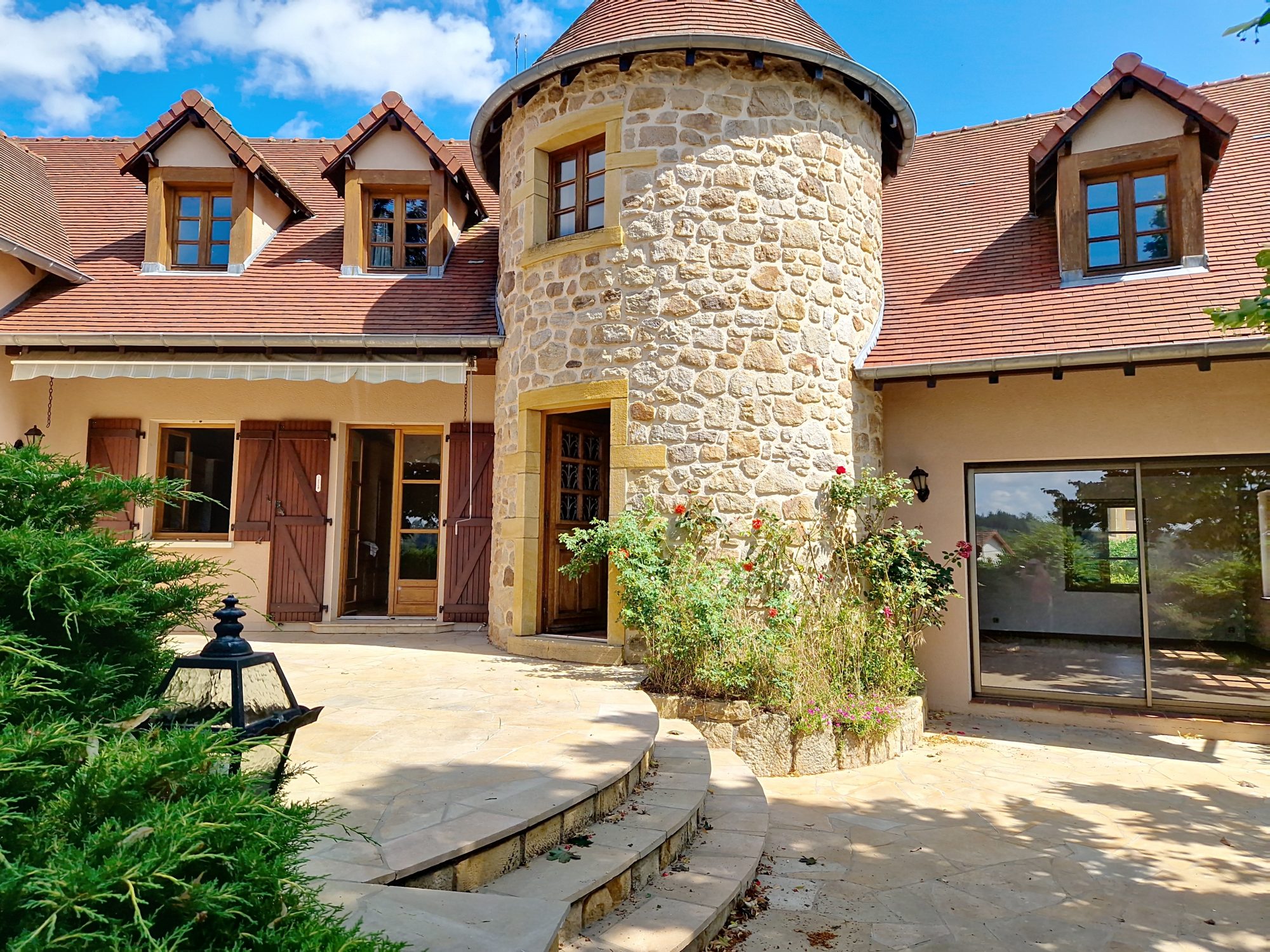 Maison familiale + dépendance pro – Vue dégagée, activité sur place possible !