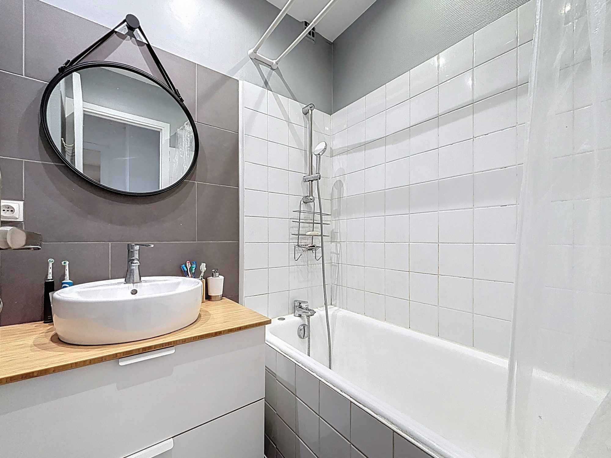 Beau T4 traversant, balcon, trois chambres, cave, local à vélo Lyon 69006