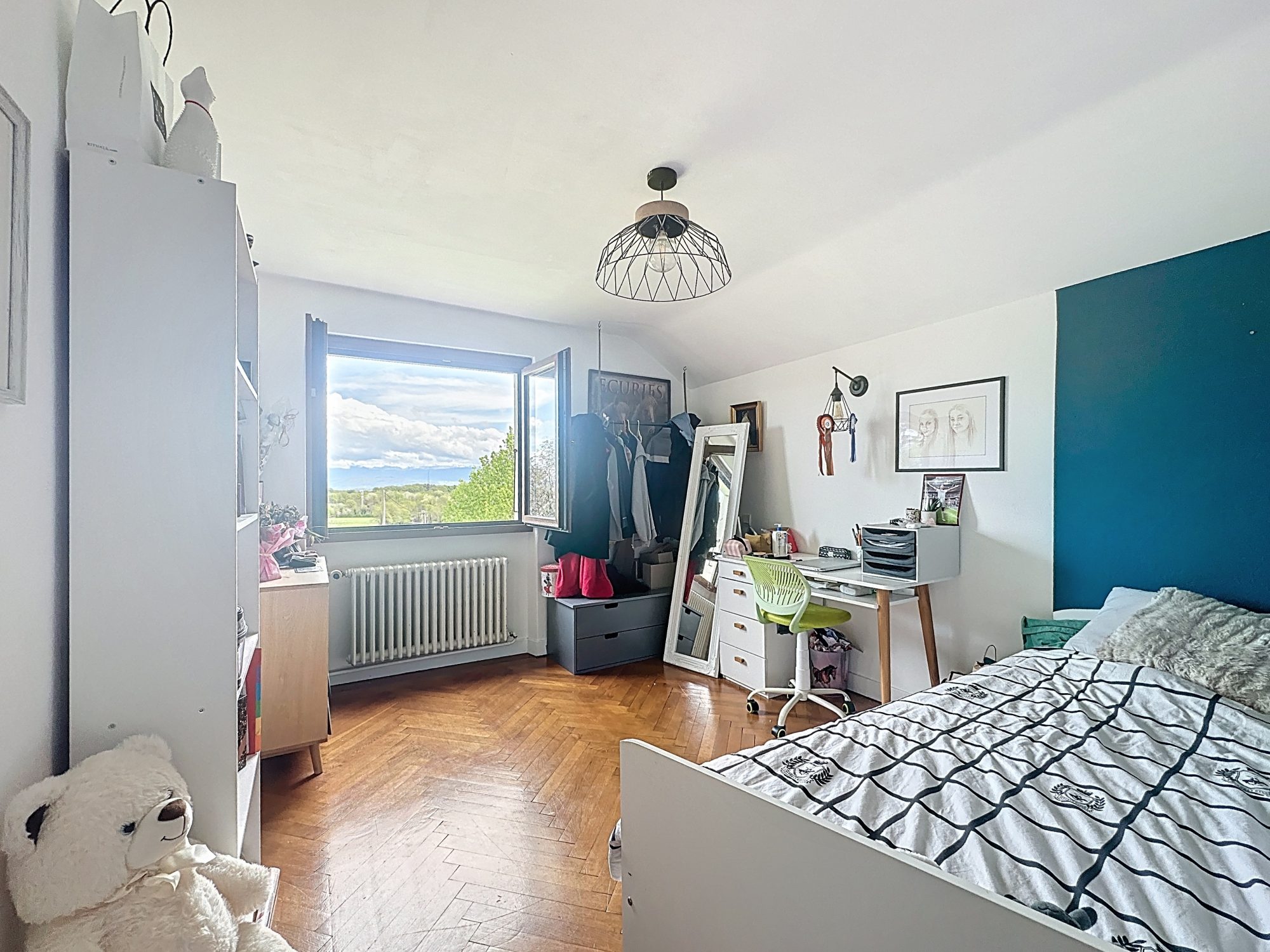 Maison sur terrain constructible, située à Divonne Divonne-les-Bains 01220