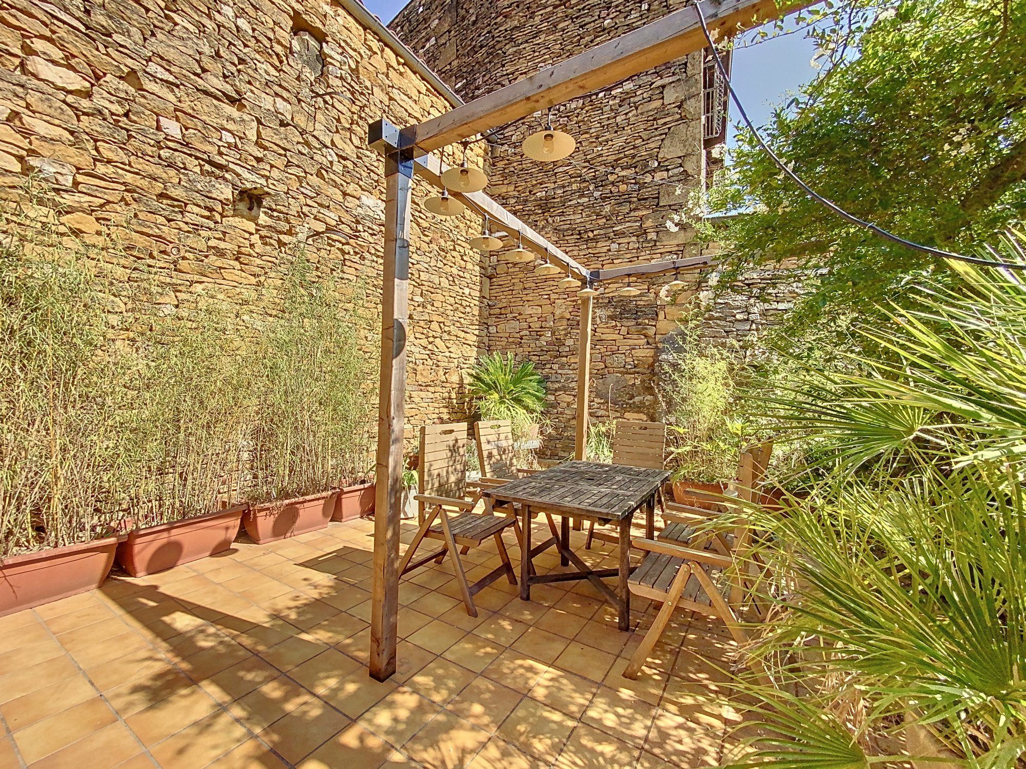 Maison de village en pierres dorées avec jardinet et belle cour intérieure Val d'Oingt 69620