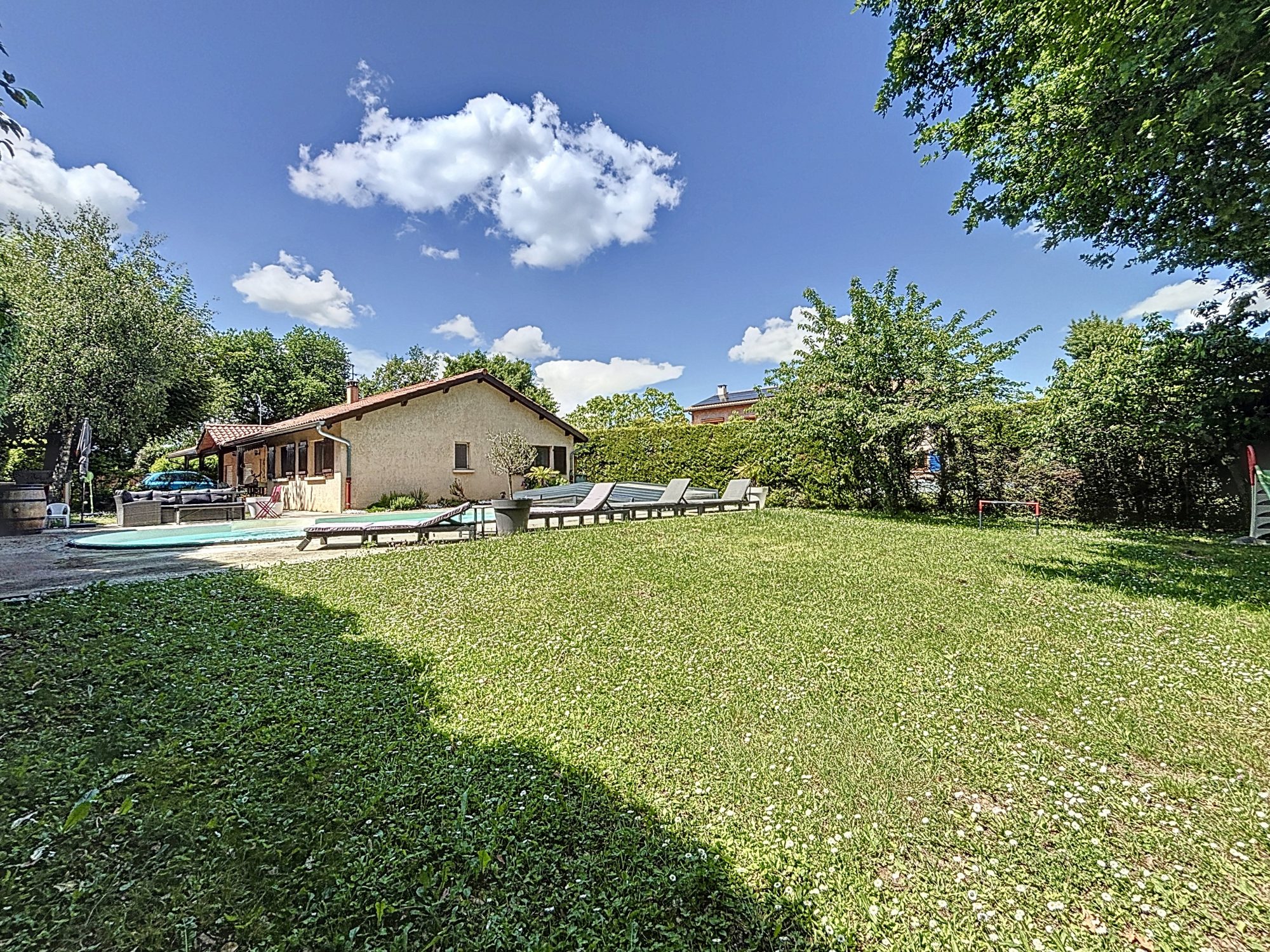 Chaponost centre, au calme, maison 6 pièces de 148 m², 242 m² au sol avec piscine, terrain de 1175 m² arboré.
