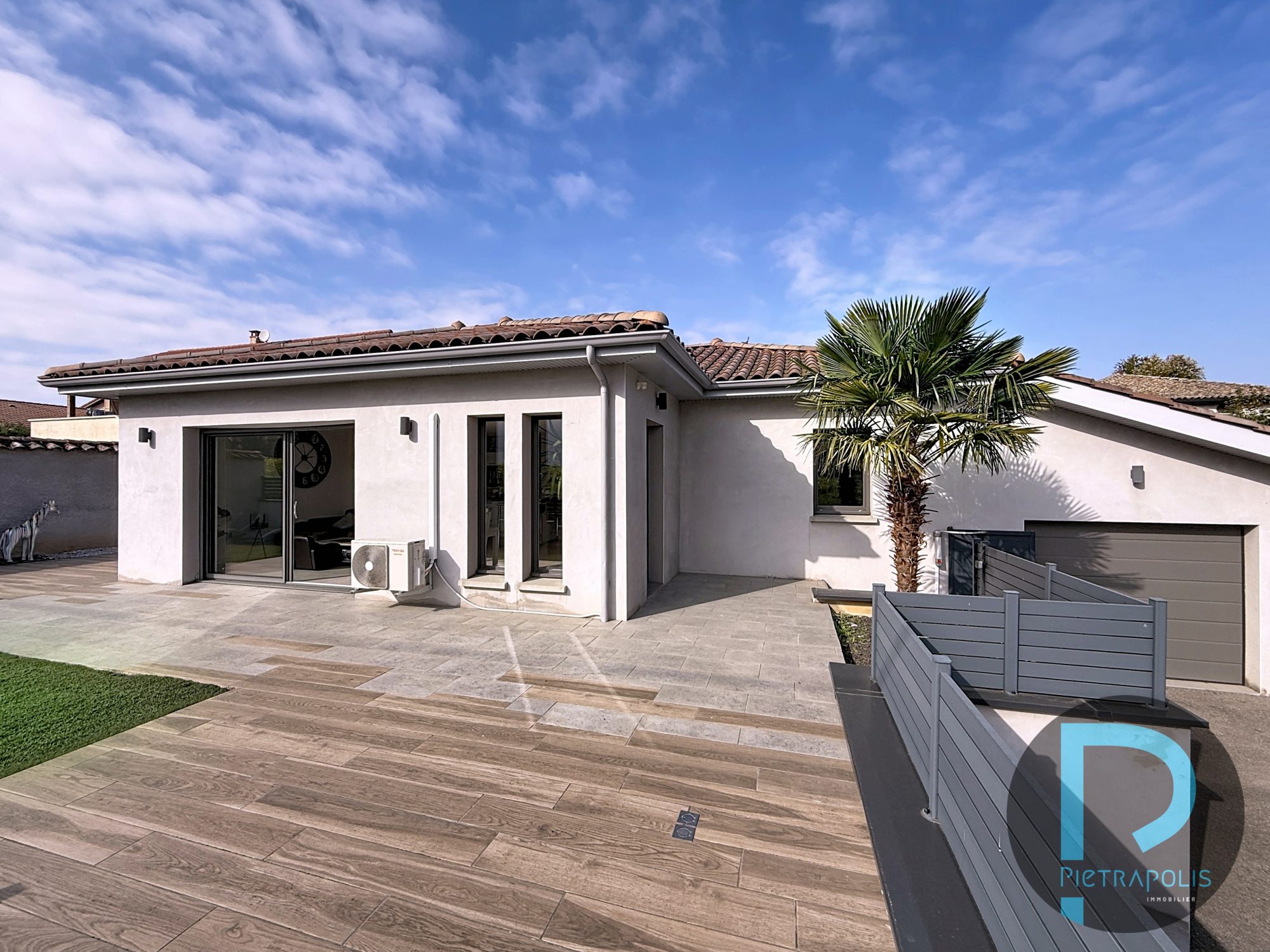 Maison de plain-pied de 92m² - 3 chambres - Terrain de 371m² - garage - 3 places de parkings Chaleins 01480
