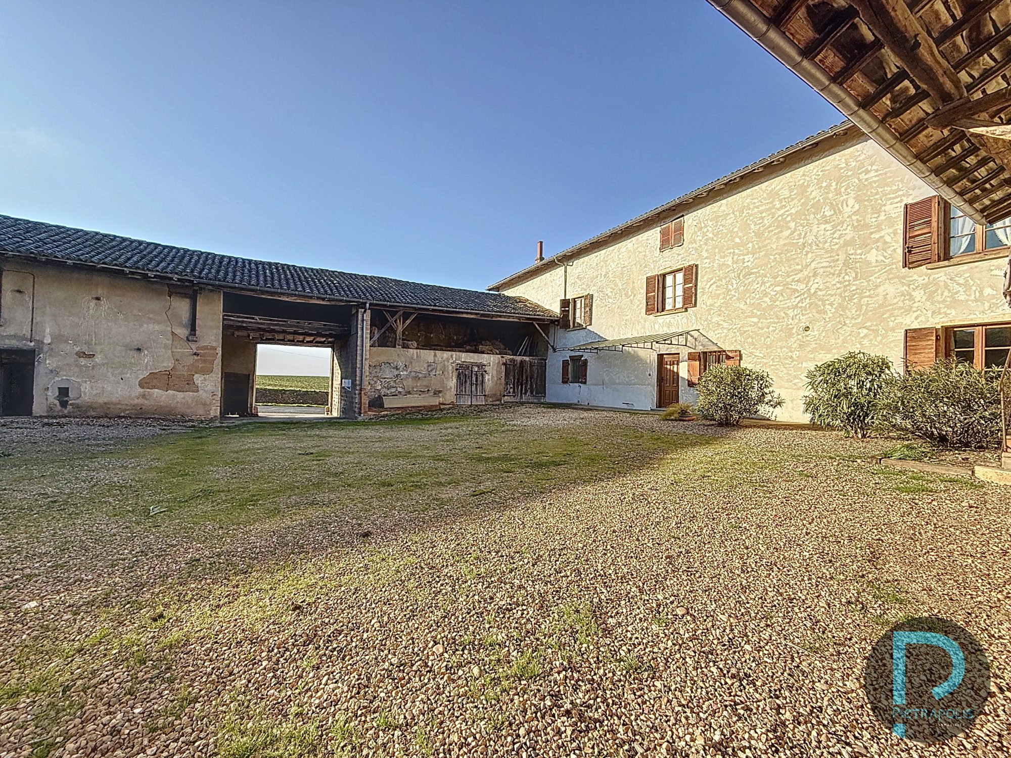 Maison ancienne type ferme à rénover en l'état de plateau de 150.20m² sur 527m² de terrain