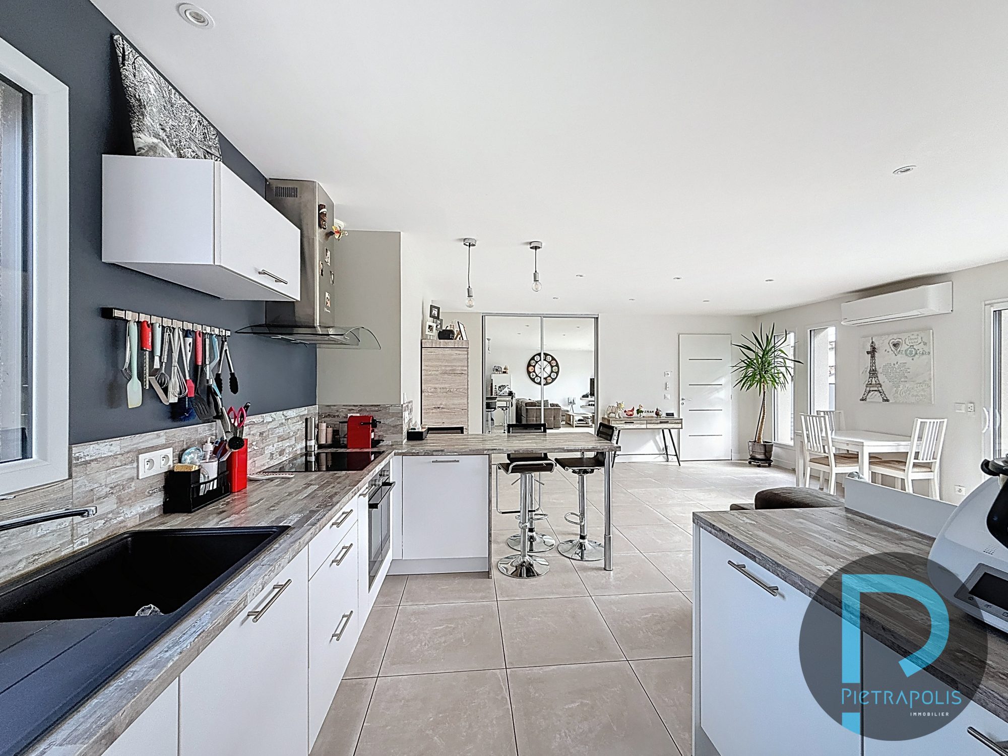 Maison de plain-pied de 92m² - 3 chambres - Terrain de 371m² - garage - 3 places de parkings Chaleins 01480