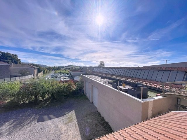 Espace, lumière et fort potentiel : cette maison réunit tout pour concrétiser vos projets, qu’ils soient familiaux, professionnels ou locatifs. Vindry-sur-Turdine 69490