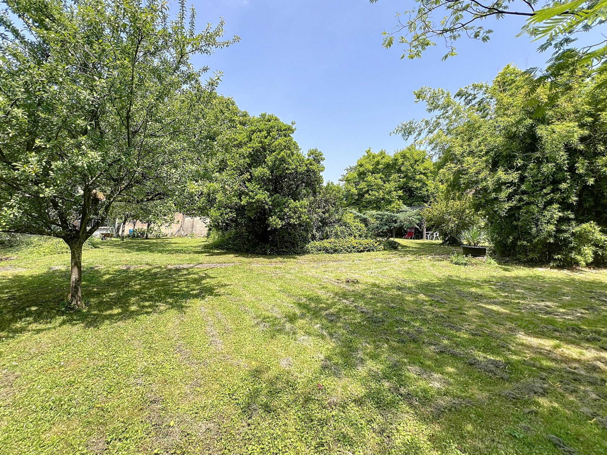 SUR LES HAUTEURS DE GENAY -AU CALME - TERRAIN CONSTRUCTIBLE DE 1178 m2 - LIBRE CONSTRUCTEUR