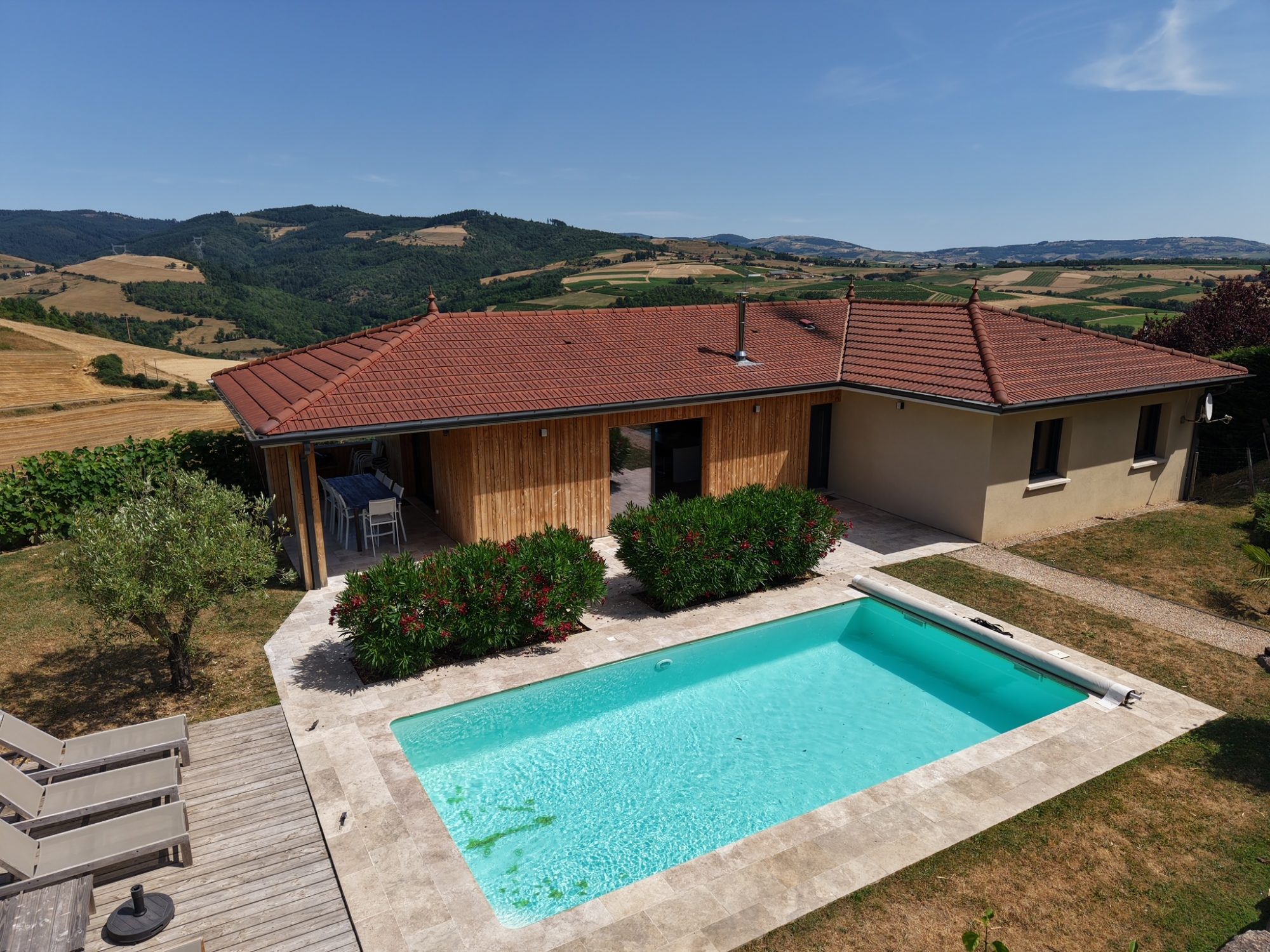 Maison moderne clé en mains de 2013 de type T5, 2500 m² de terrain,  belle pièce de vie, cuisine meublée équipée,  4 chambres, piscine 8x4 chauffée Vindry-sur-Turdine 69490